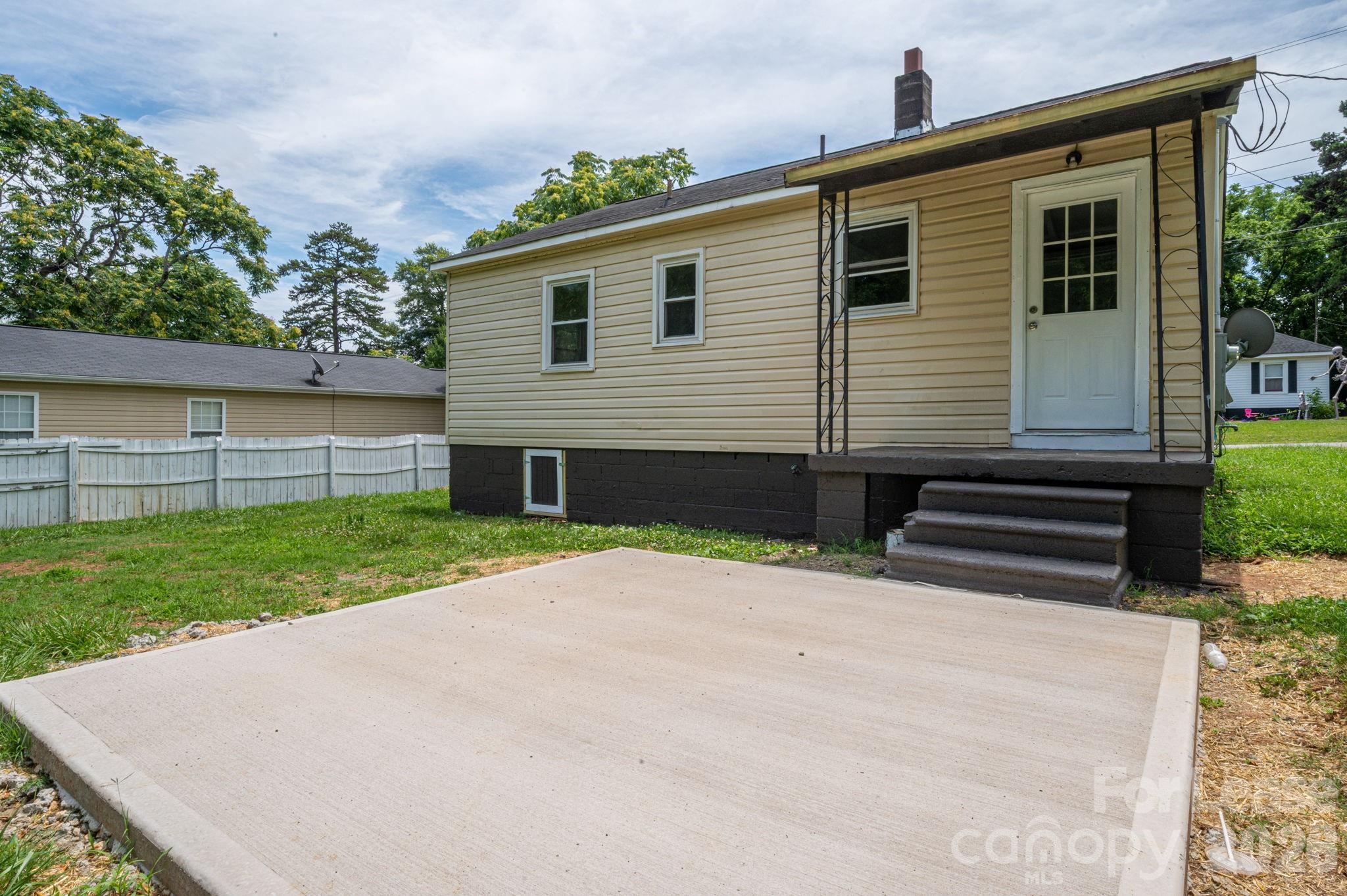 Single Family Residence at 913 Edgemont Avenue, Belmont, photo 8 of 9
