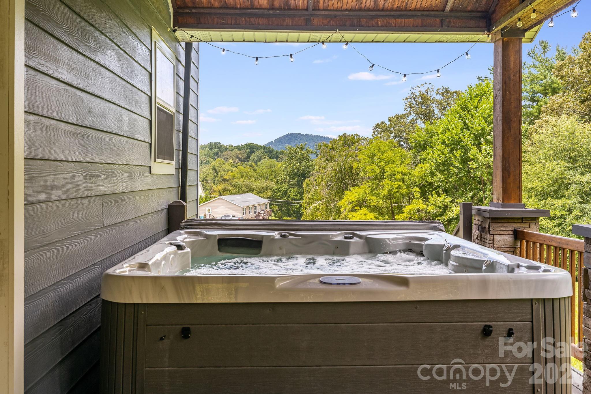 Hot tub to soak in mountain views - 21 Old Pinner Place, Arden