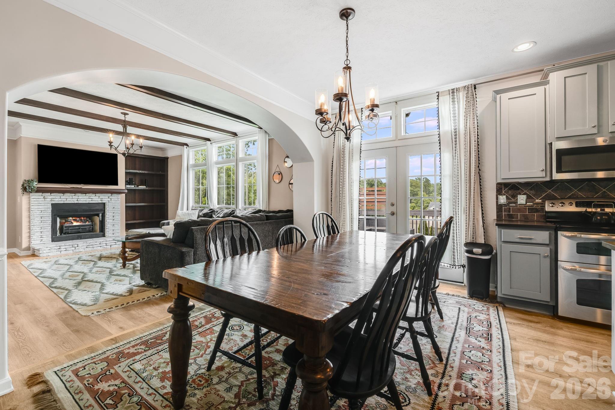 Dining area seats 10 with more room to sit at the bar - 21 Old Pinner Place, Arden