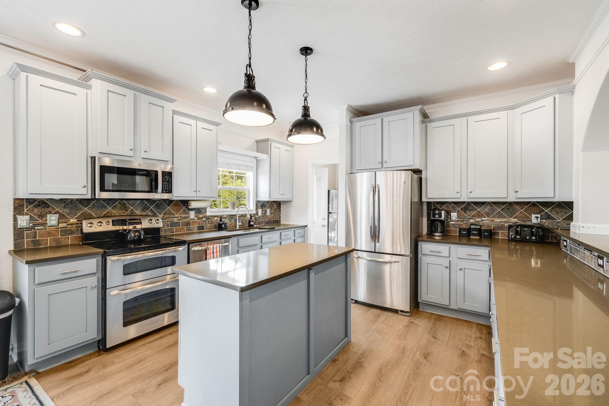 Gleaming stainless steel appliances and newly-installed quartz make this a chef's delight - 21 Old Pinner Place, Arden