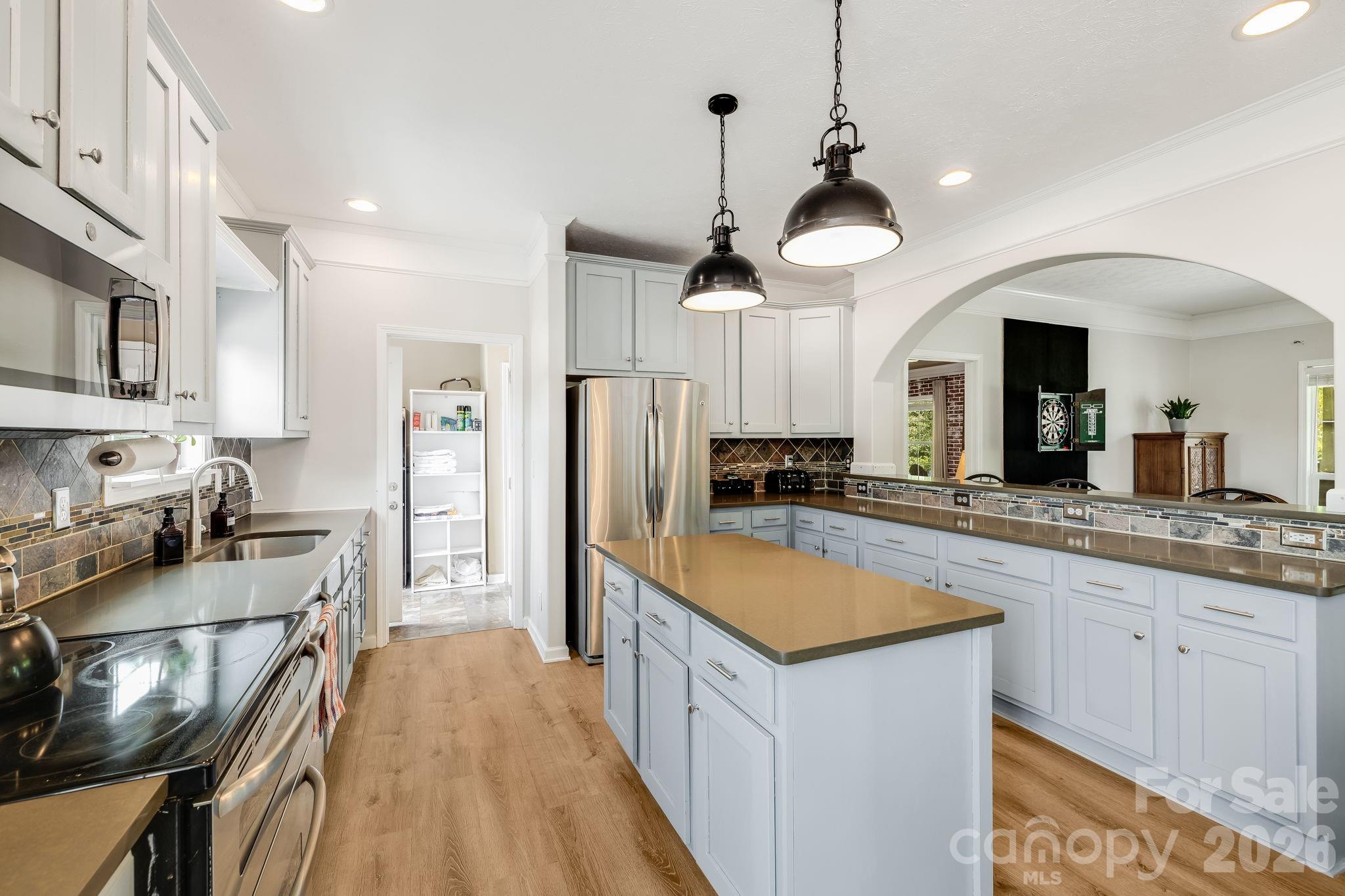Plenty of room for entertaining - 21 Old Pinner Place, Arden