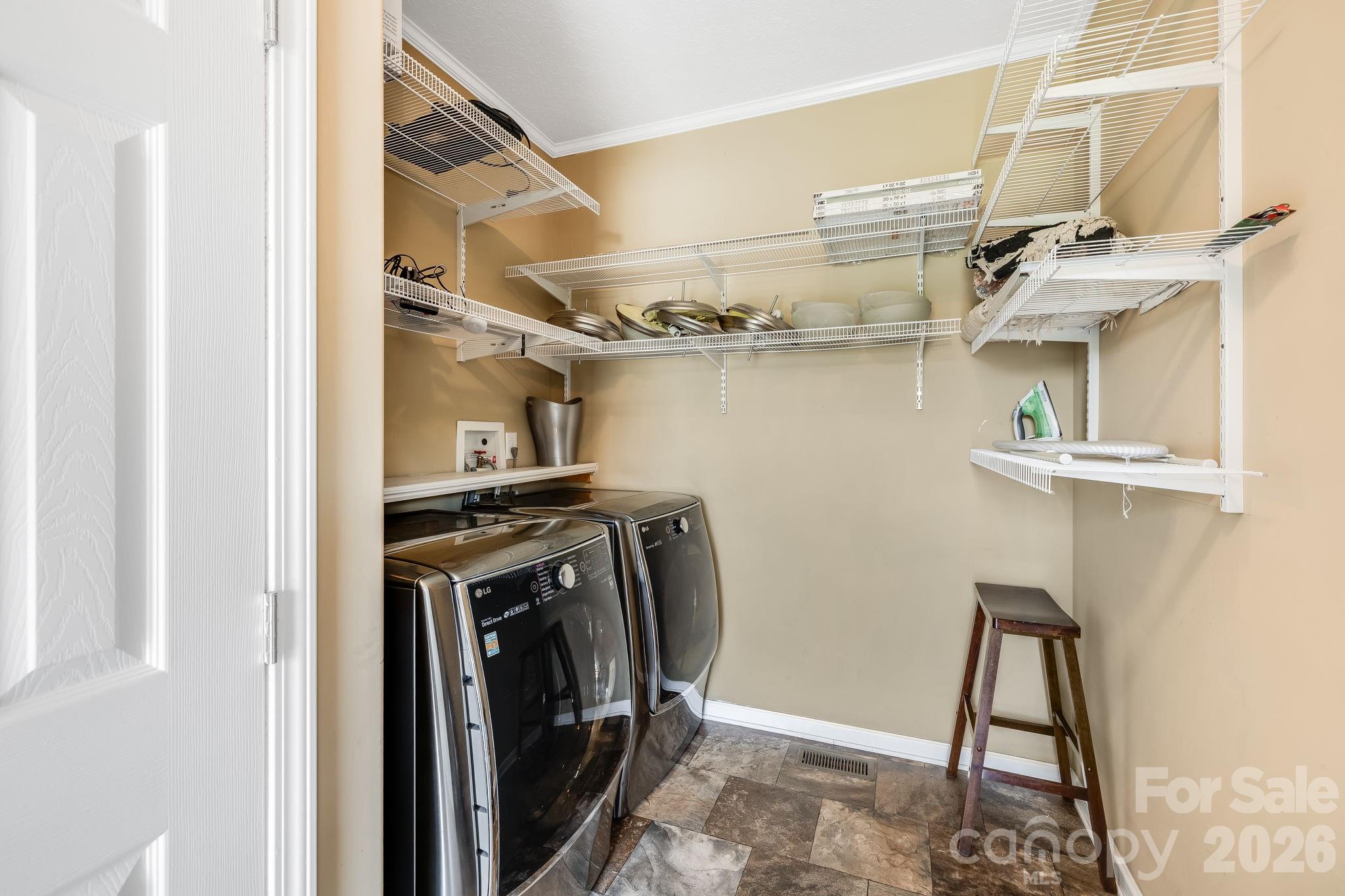 Laundry room/mud room - 21 Old Pinner Place, Arden