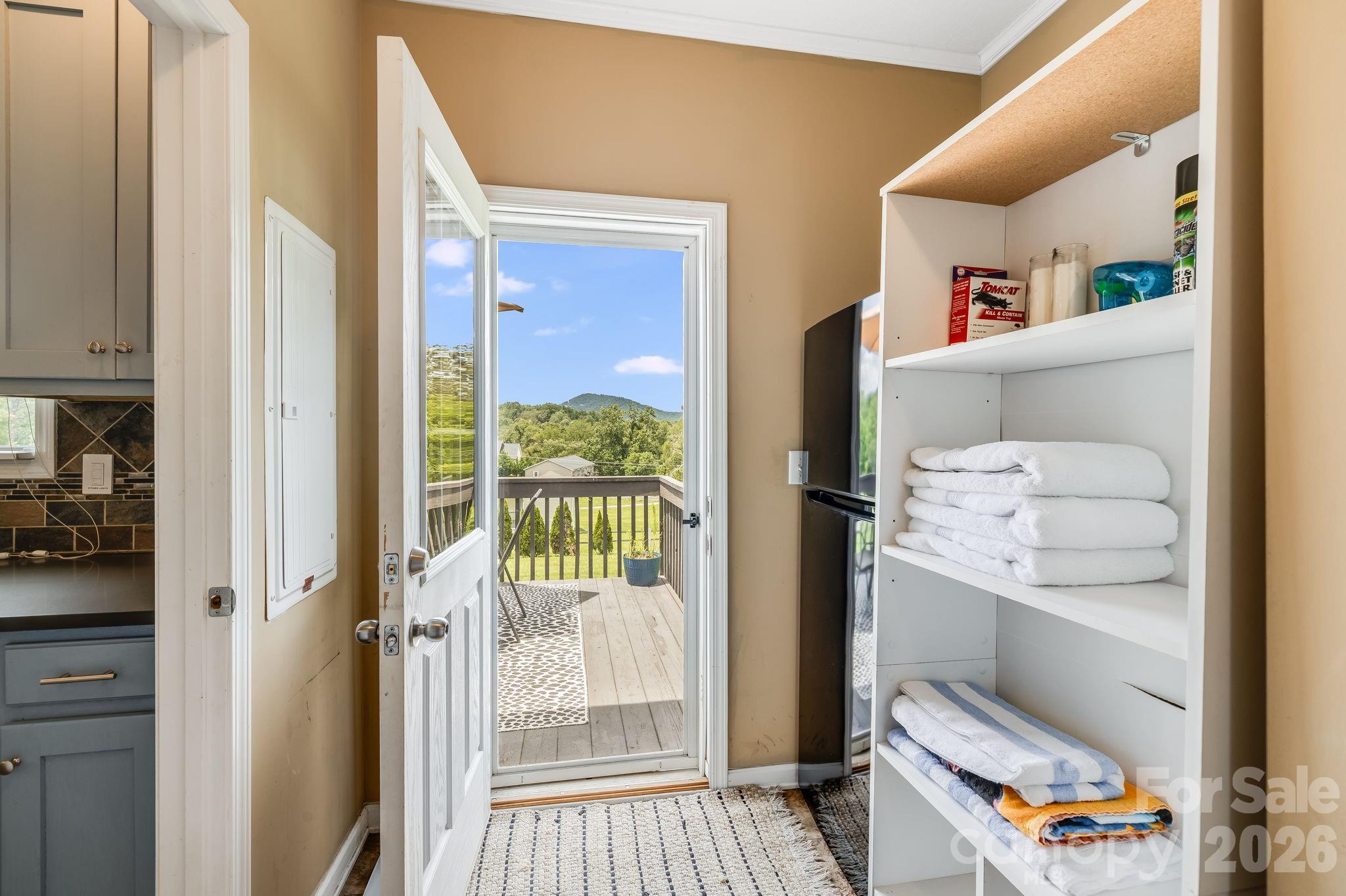 Separate mud room entrance - 21 Old Pinner Place, Arden