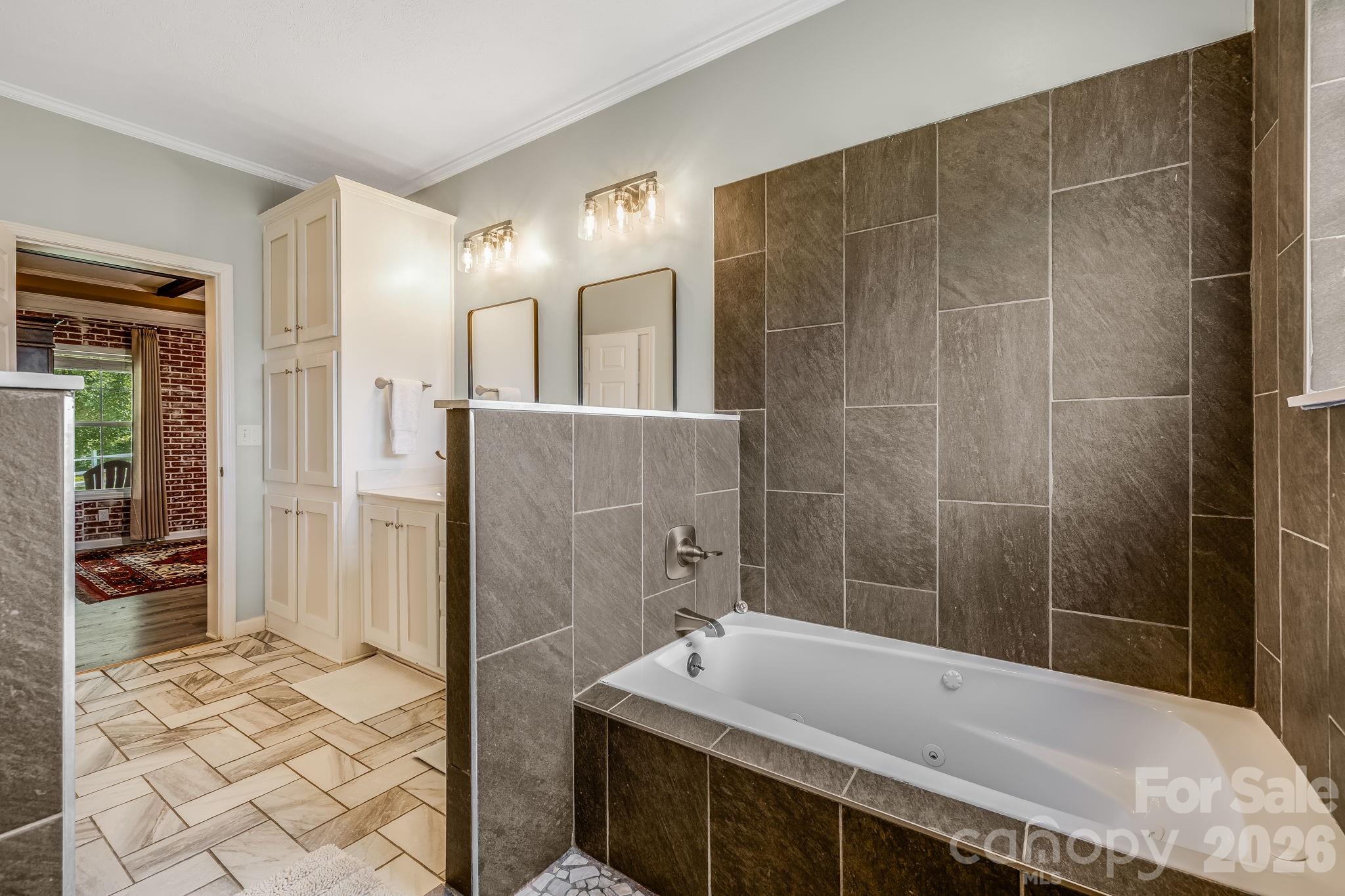 Massive tub and shower in primary bathroom - 21 Old Pinner Place, Arden