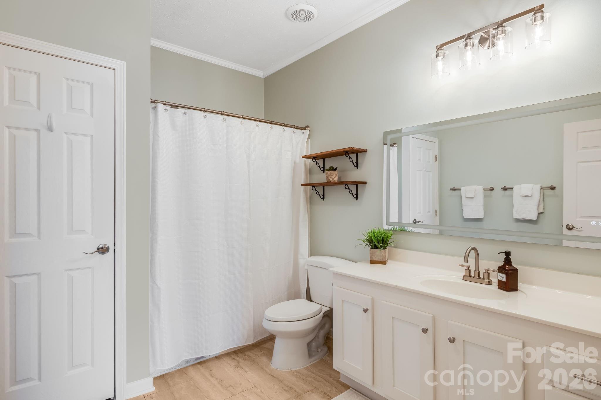 Guest full Bathroom with tub and shower - 21 Old Pinner Place, Arden
