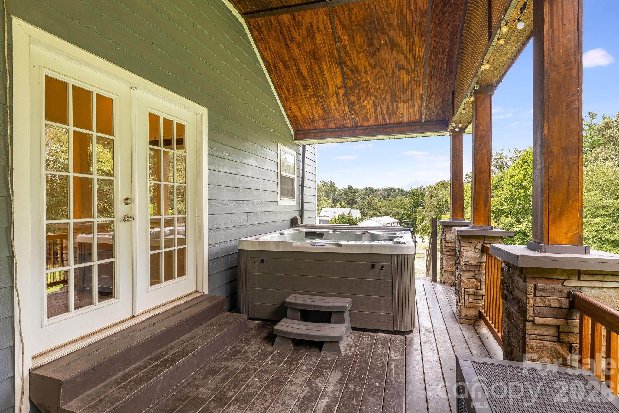 Hot tub on side deck - 21 Old Pinner Place, Arden