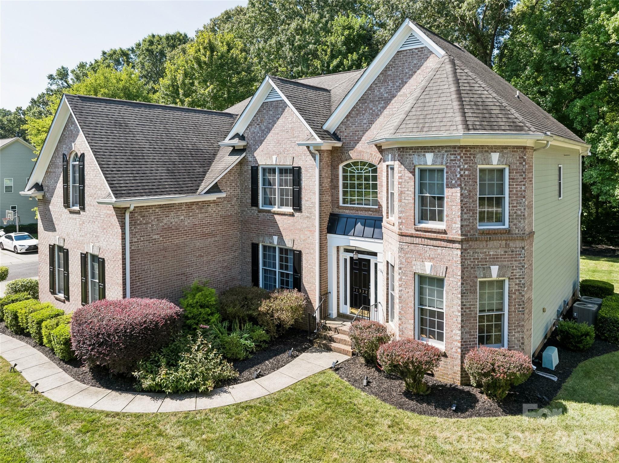 Single Family Residence at 11338 Canoe Cove Lane, Huntersville, photo 4 of 41