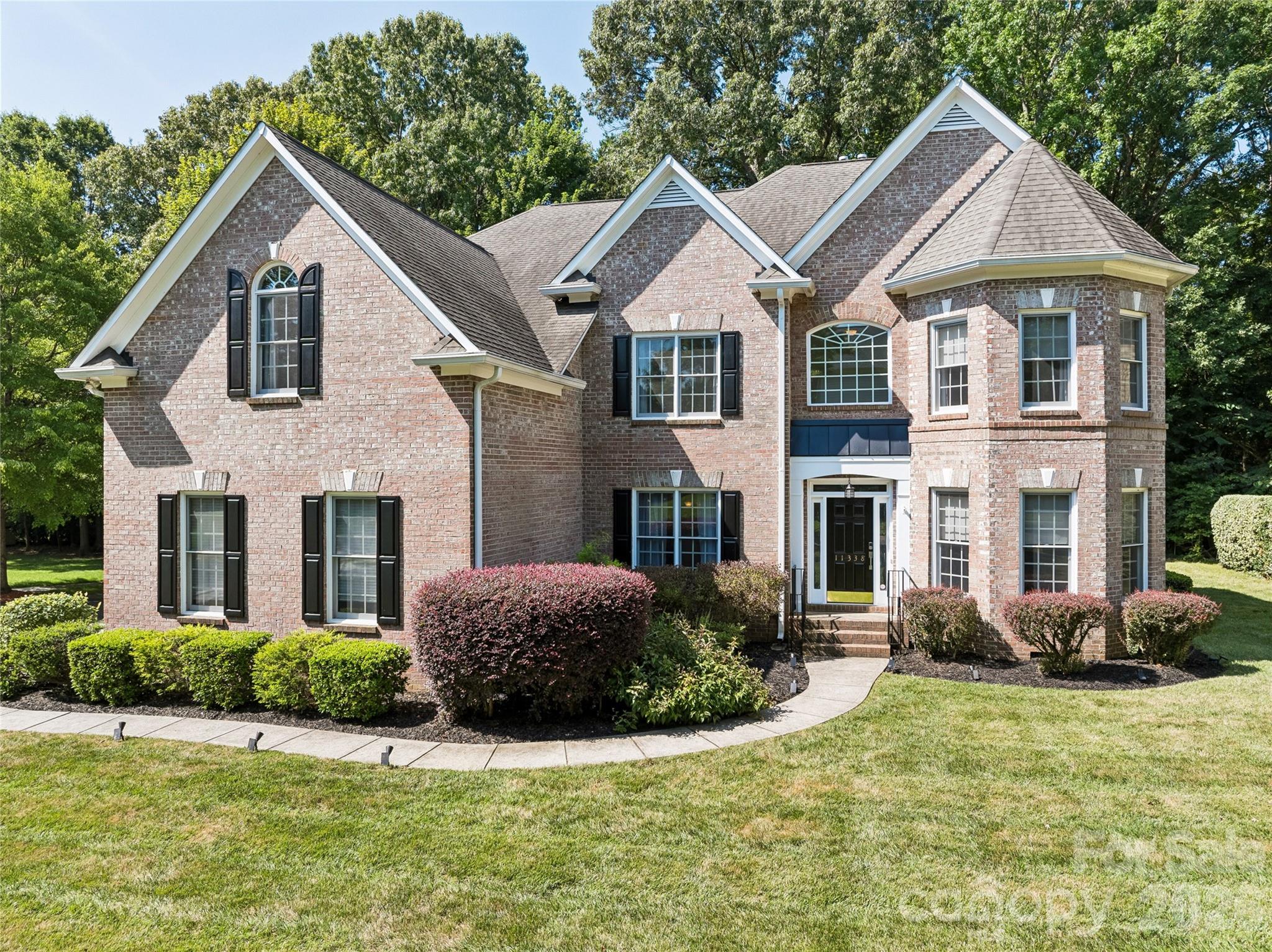 Single Family Residence at 11338 Canoe Cove Lane, Huntersville, photo 3 of 41