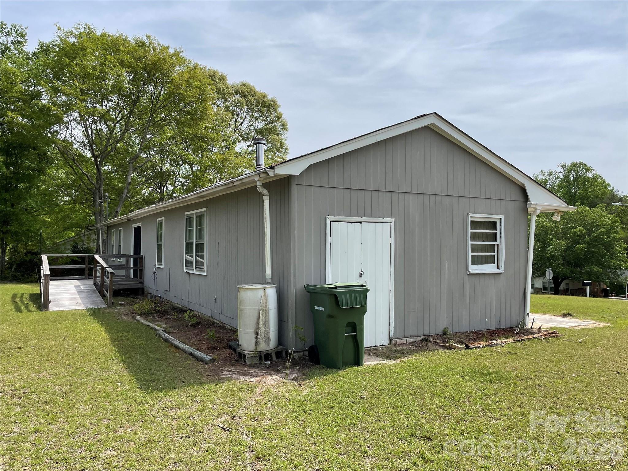 Single Family Residence at 510 W Welsh Street, Kershaw, photo 5 of 23