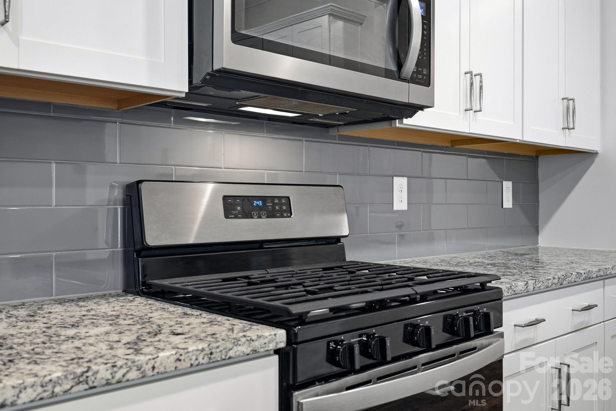 Gas cooktop, granite countertops, and ample prep space. - 4103 Steel Way, Sherrills Ford