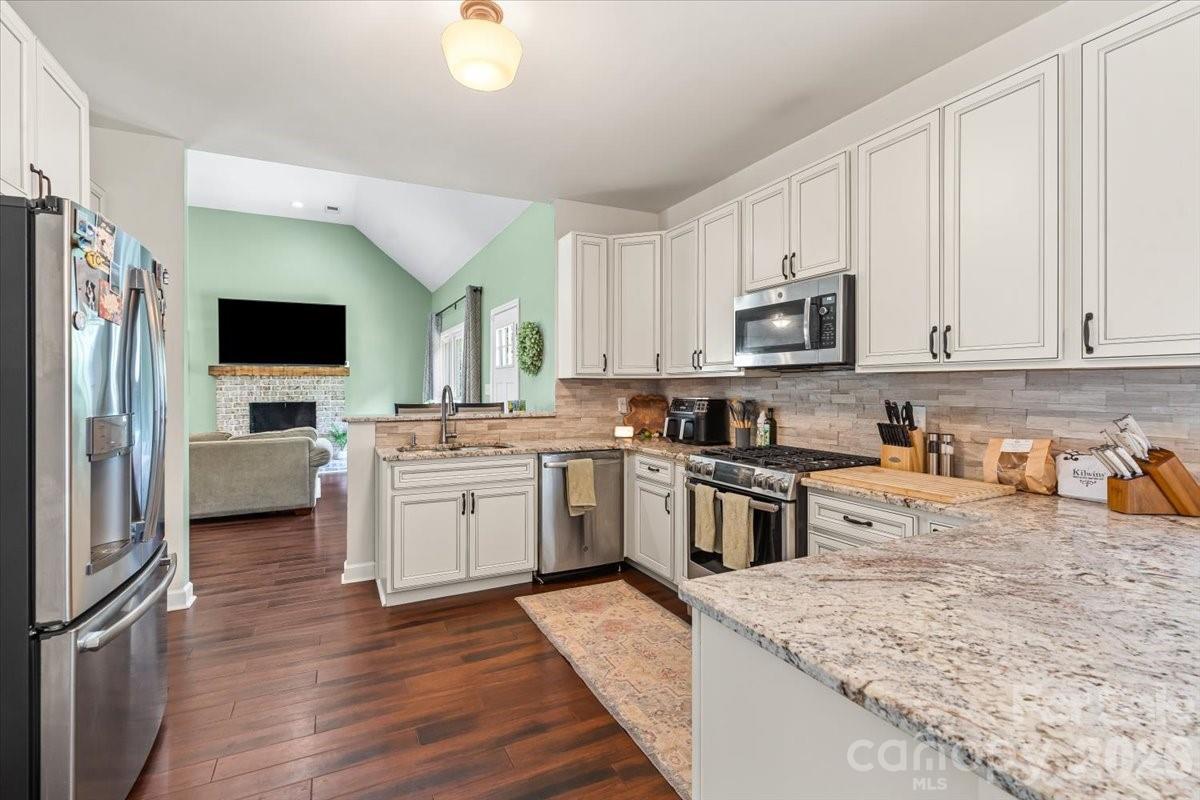 Single Family Residence at 123 Southhaven Drive, Mooresville, photo 13 of 48