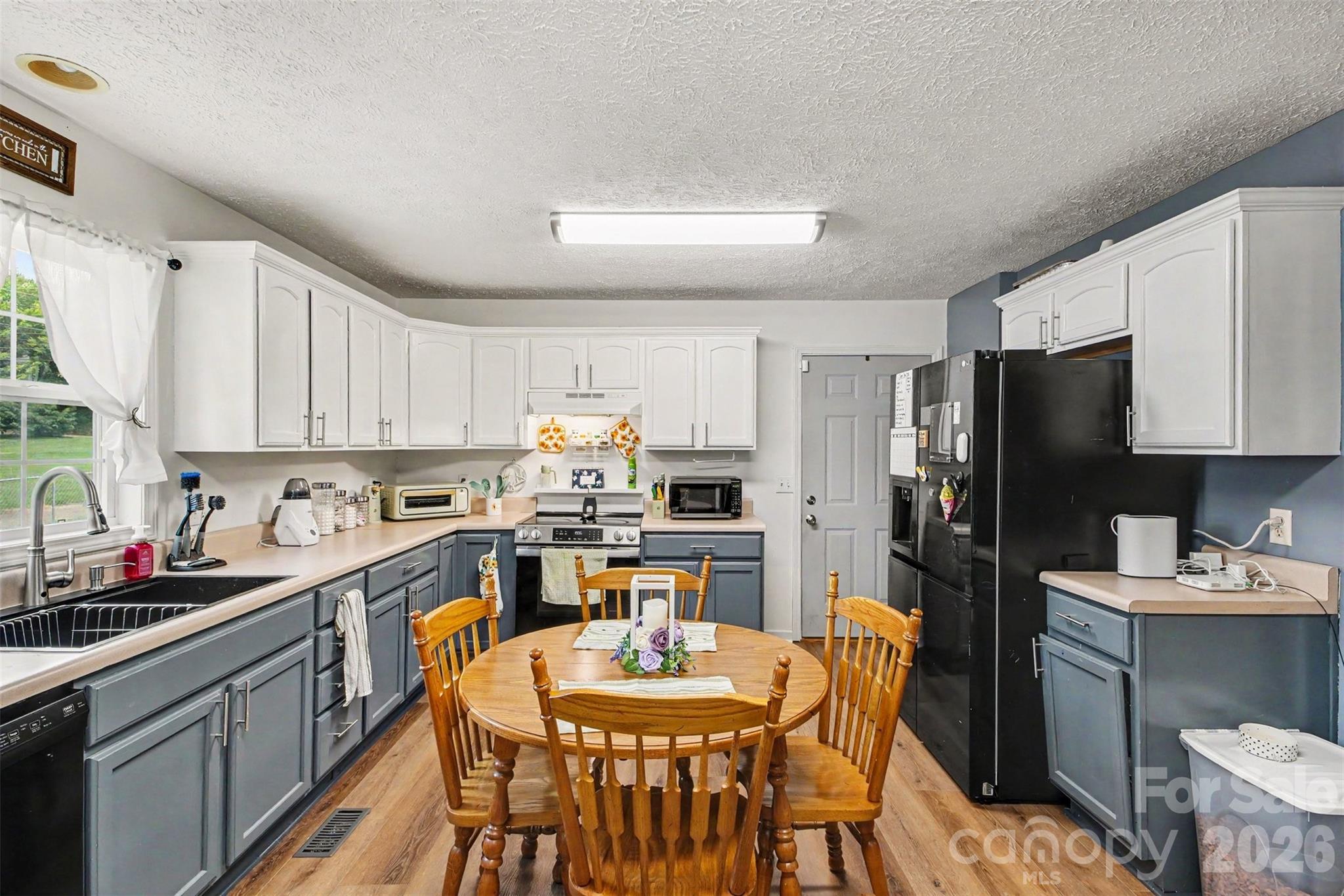Single Family Residence at 409 Baker Street, Kings Mountain, photo 10 of 30