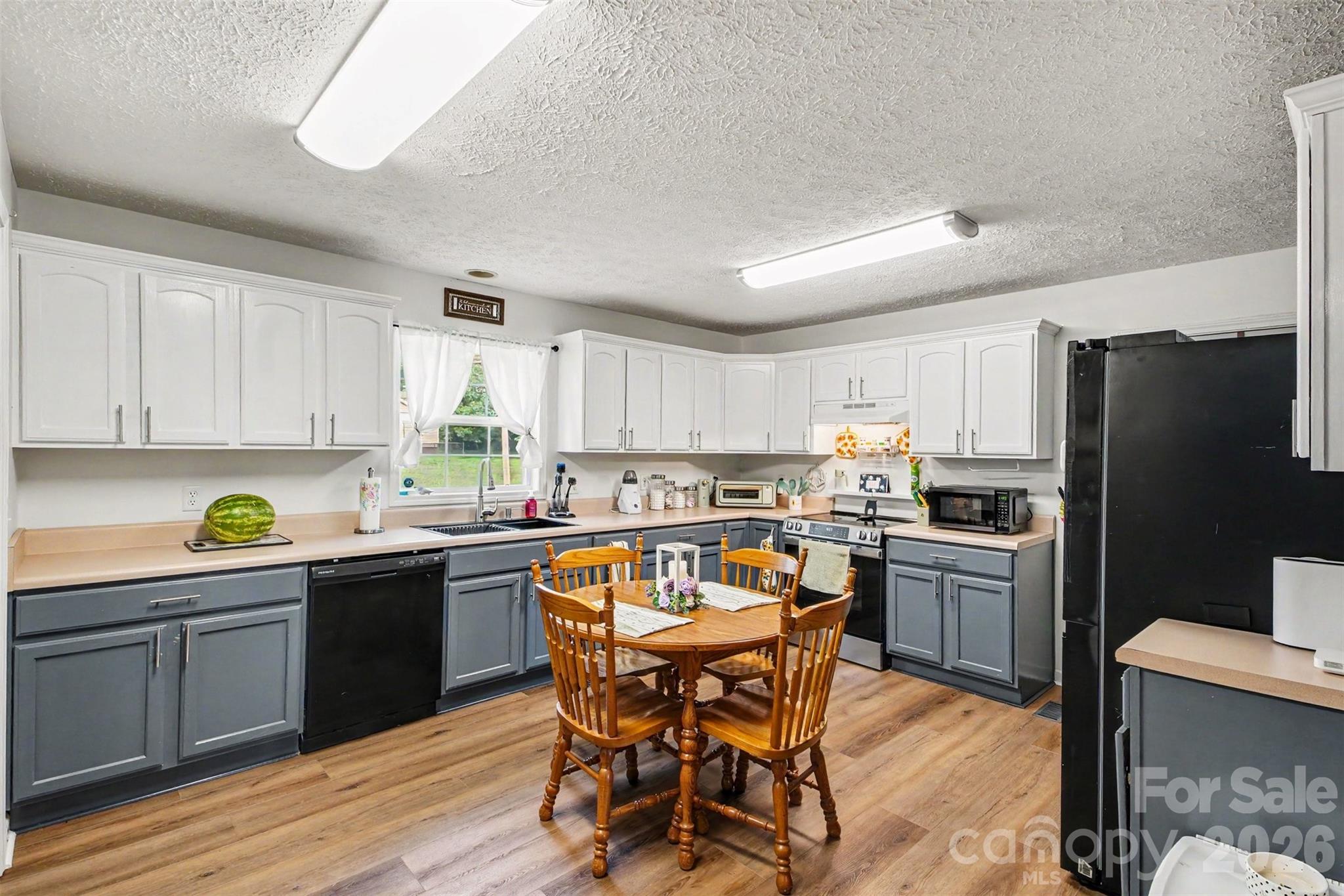 Single Family Residence at 409 Baker Street, Kings Mountain, photo 11 of 30