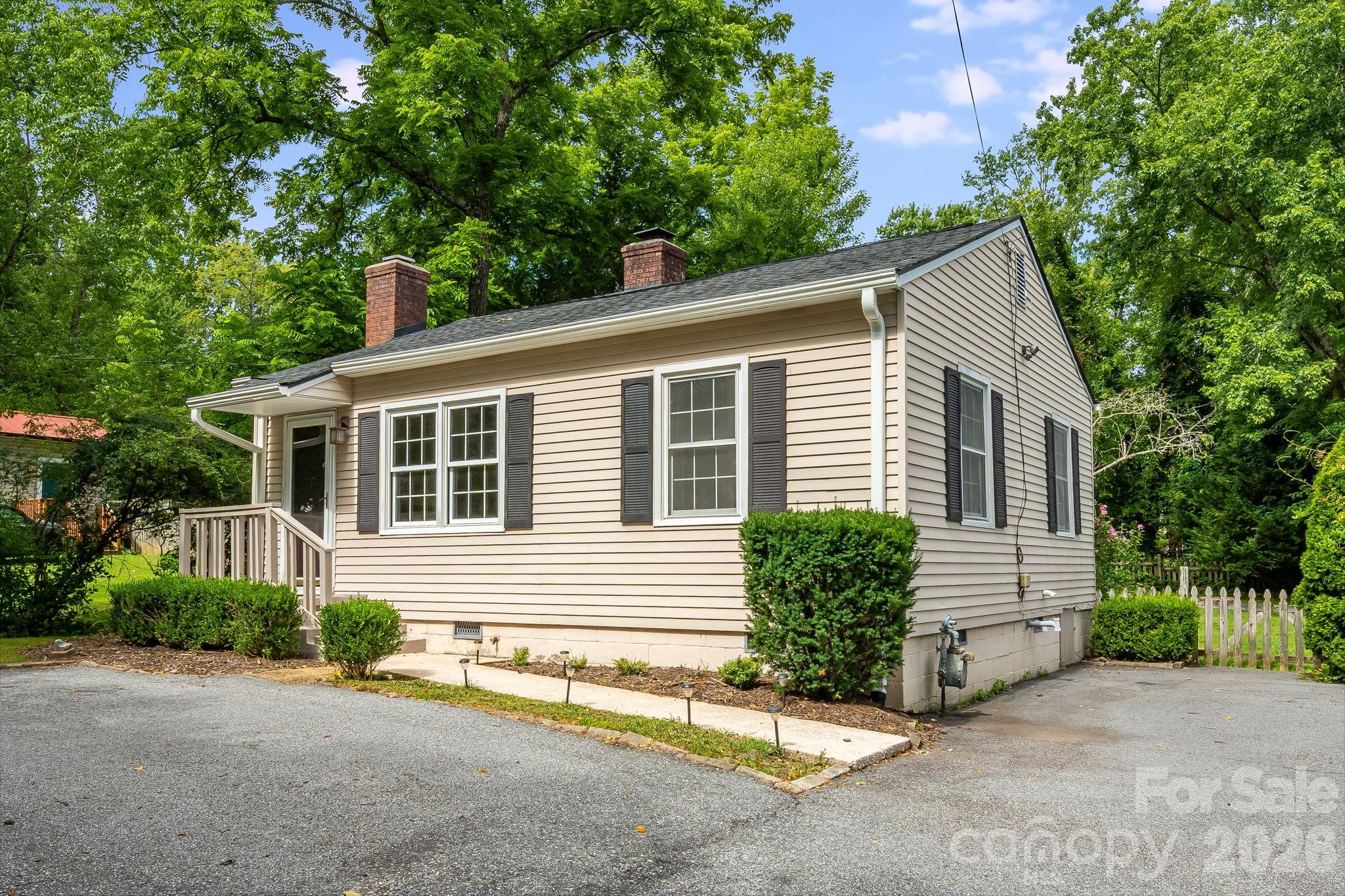 Single Family Residence at 839 Kanuga Road, Hendersonville, photo 2 of 35