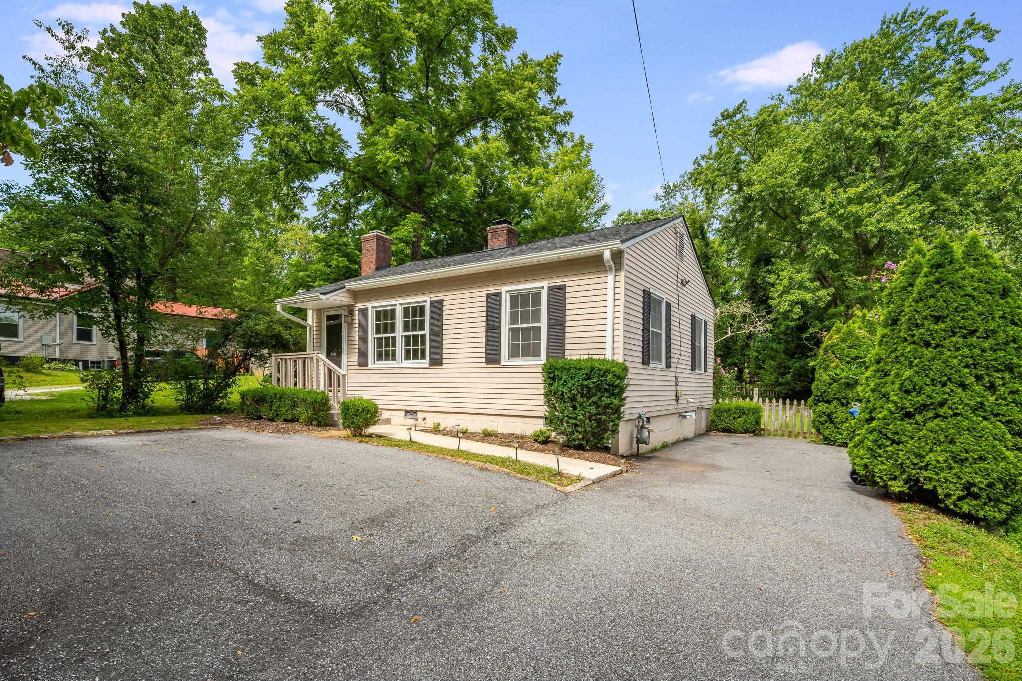 Single Family Residence at 839 Kanuga Road, Hendersonville, photo 3 of 35