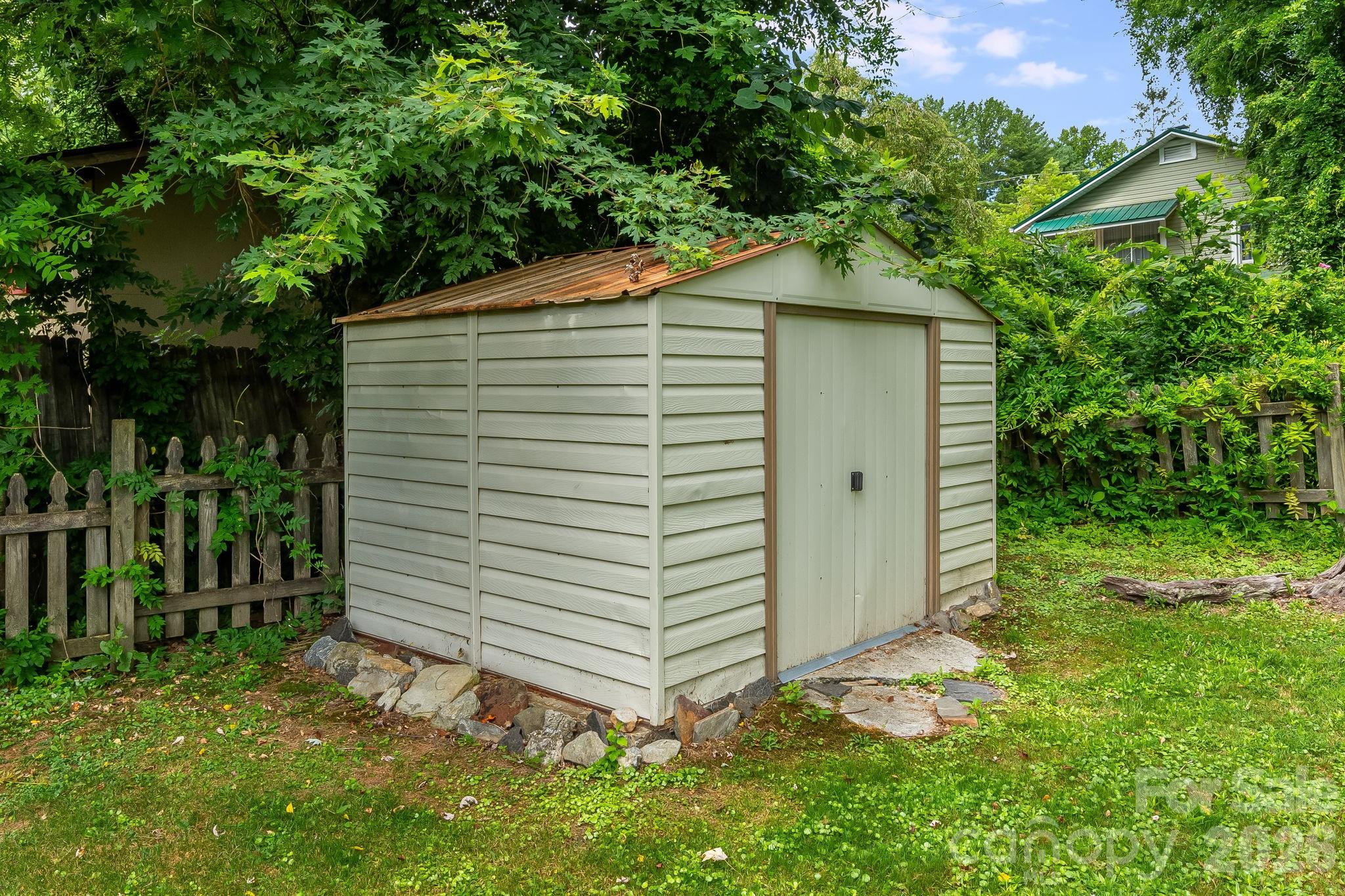Single Family Residence at 839 Kanuga Road, Hendersonville, photo 32 of 35