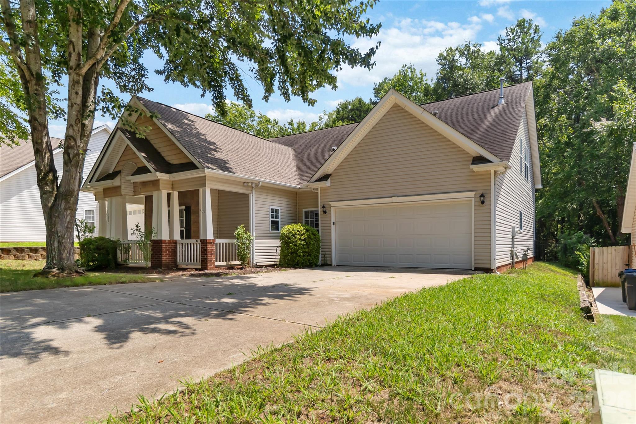 Single Family Residence at 13824 Hastings Farm Road, Huntersville, photo 2 of 22