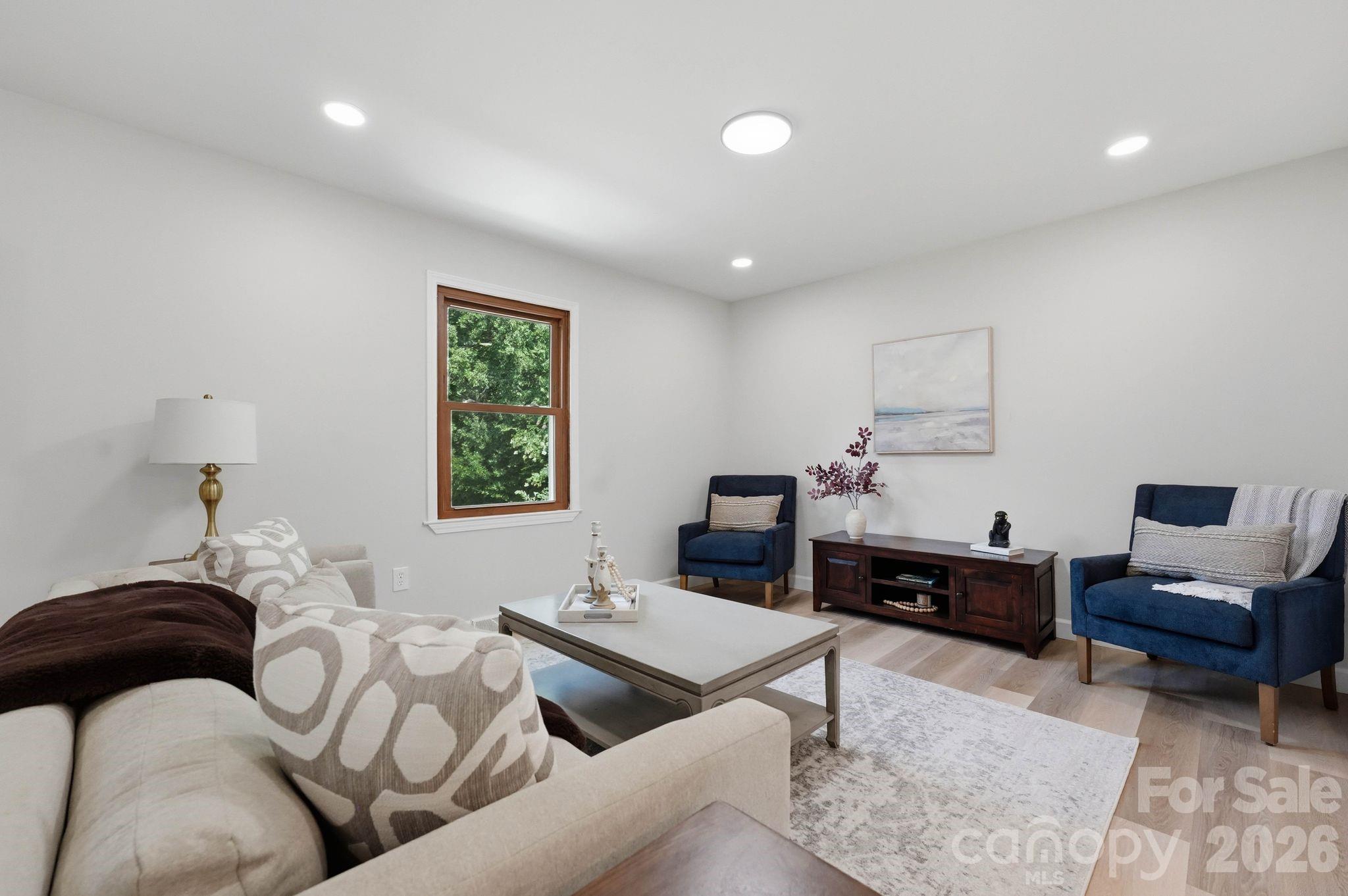 Single Family Residence at 19924 Floral Lane, Cornelius, photo 9 of 47