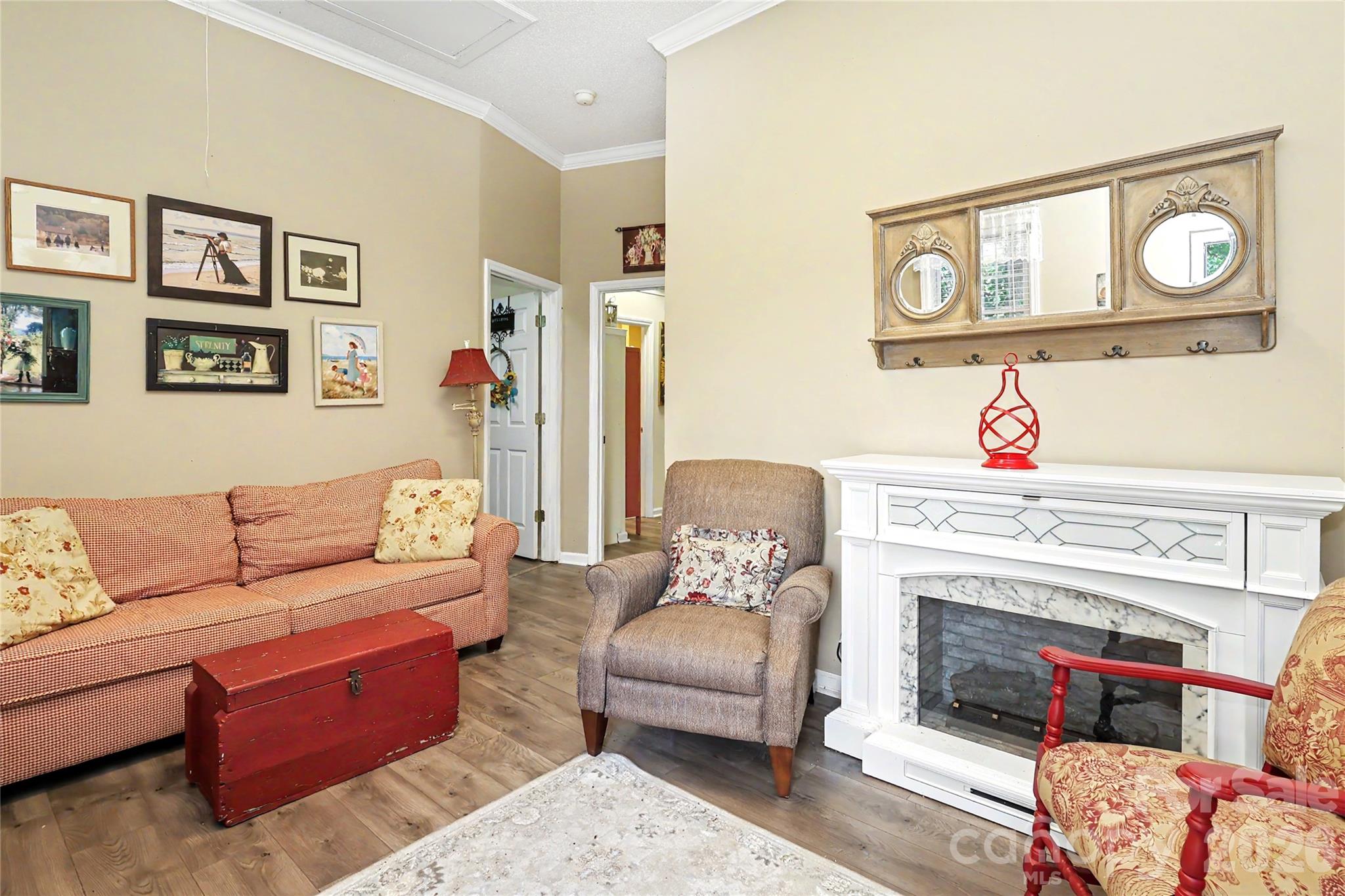 Apartment Family Room - 612 17th Avenue Drive SE, Hickory