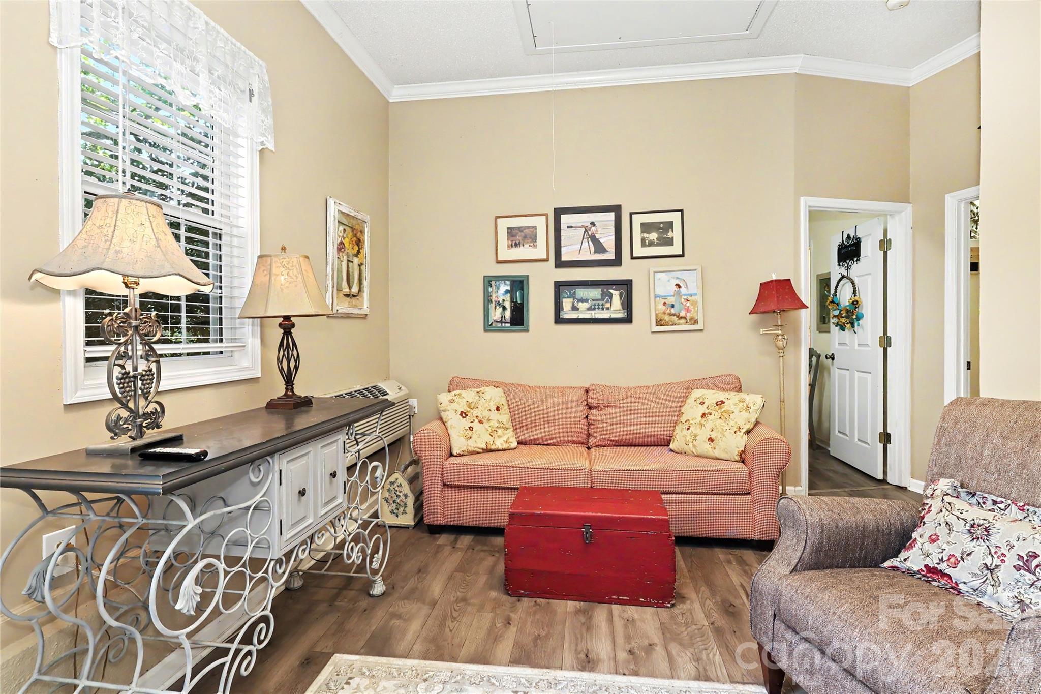 Apartment Family Room - 612 17th Avenue Drive SE, Hickory