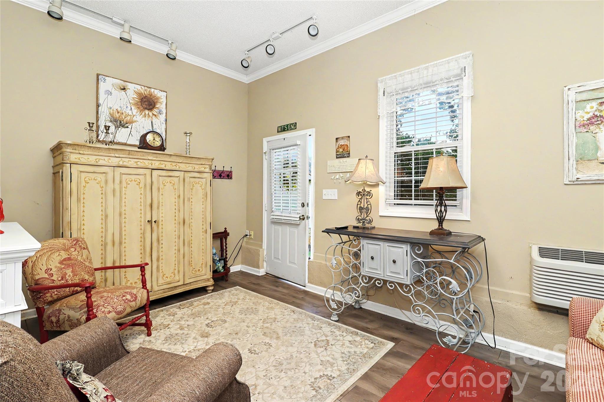 Apartment Family Room - 612 17th Avenue Drive SE, Hickory