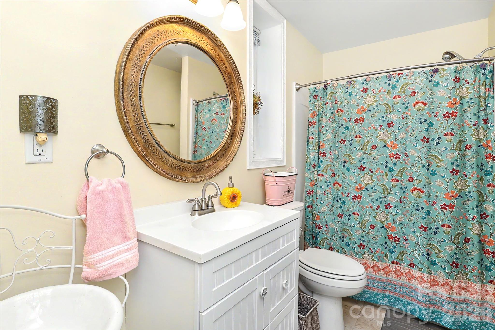 Apartment Full Bath - 612 17th Avenue Drive SE, Hickory