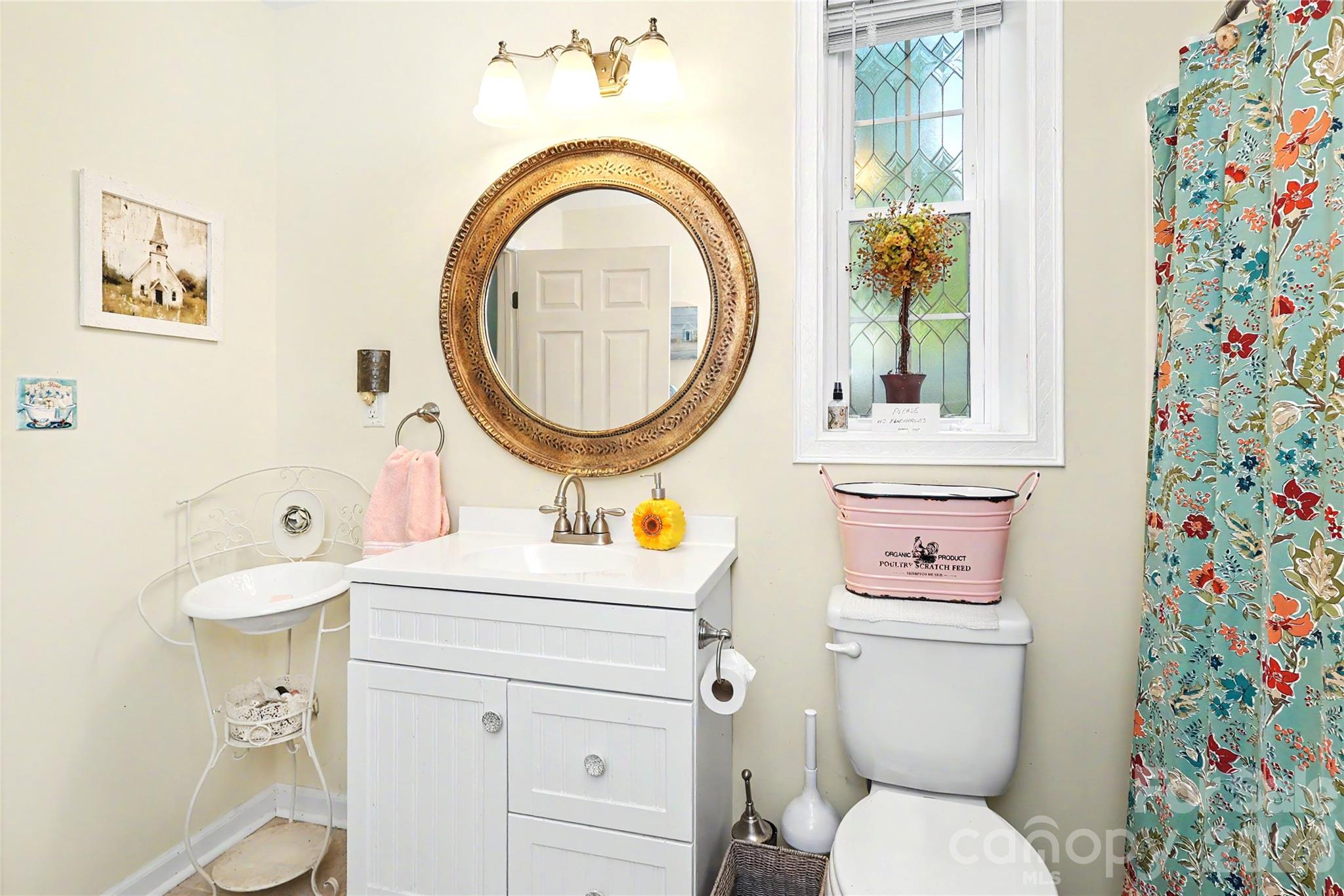 Apartment Full Bath - 612 17th Avenue Drive SE, Hickory