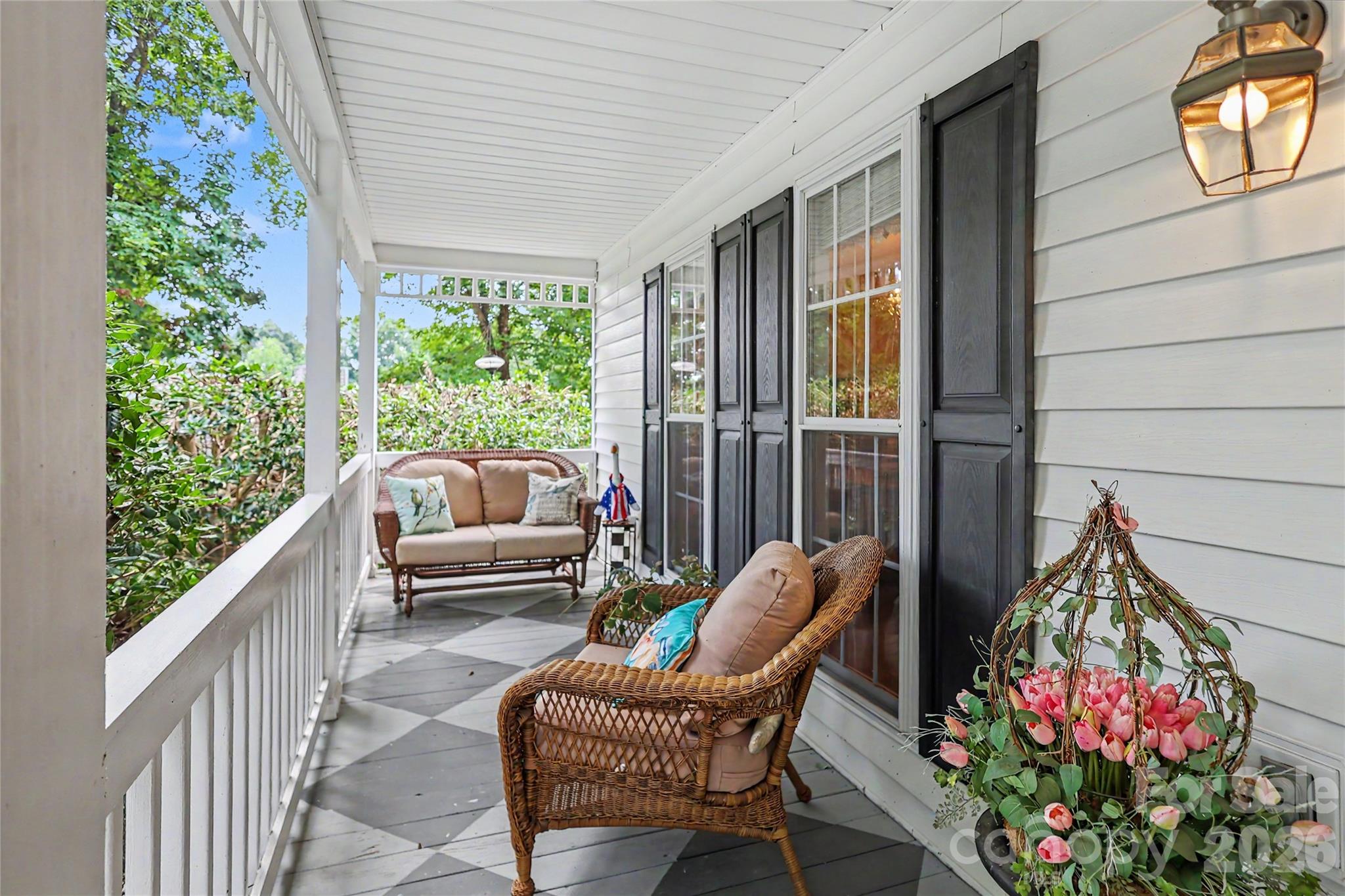 Covered Front Porch - 612 17th Avenue Drive SE, Hickory