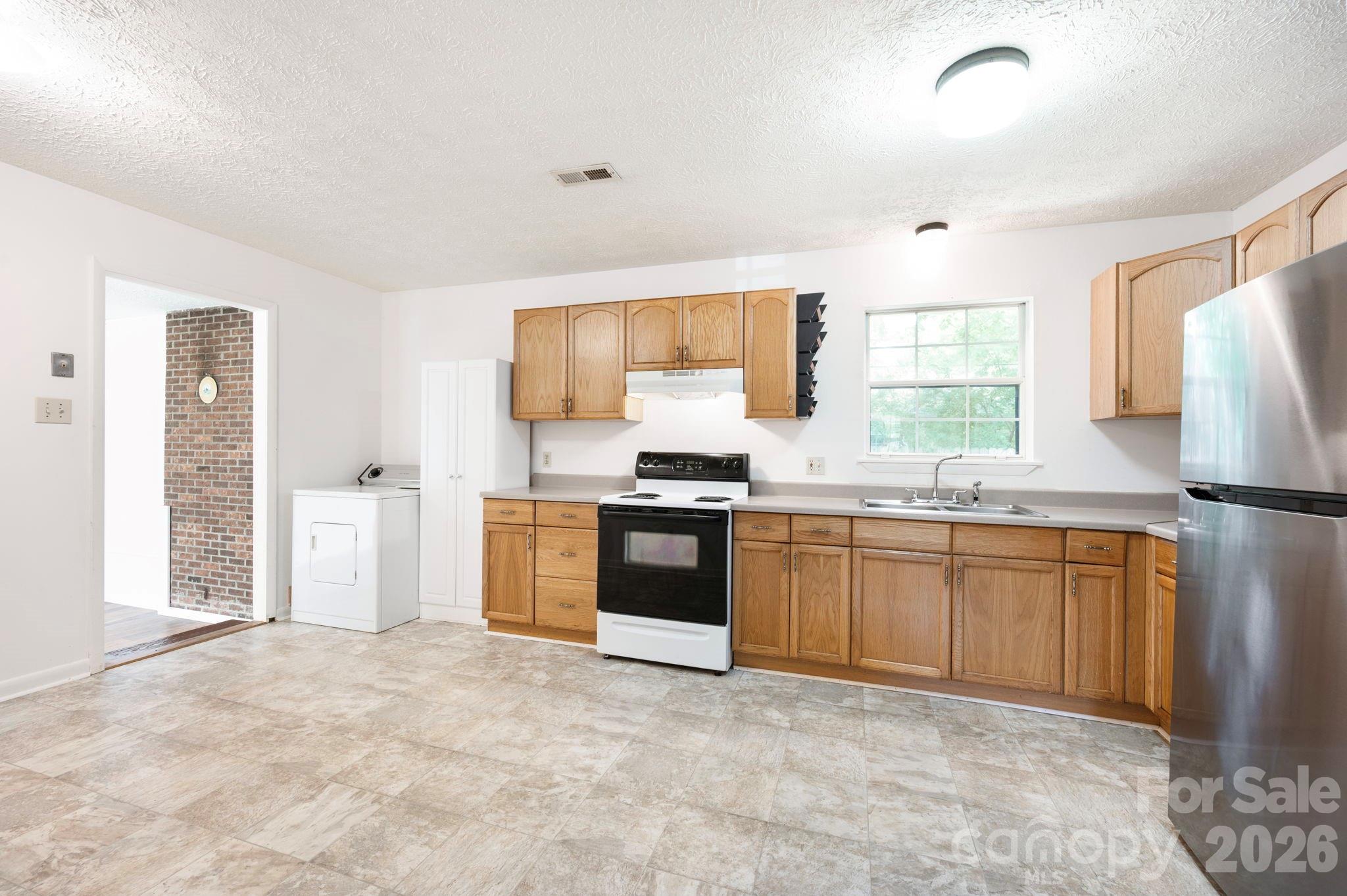 Single Family Residence at 400 Hiawassee Avenue, Black Mountain, photo 9 of 24