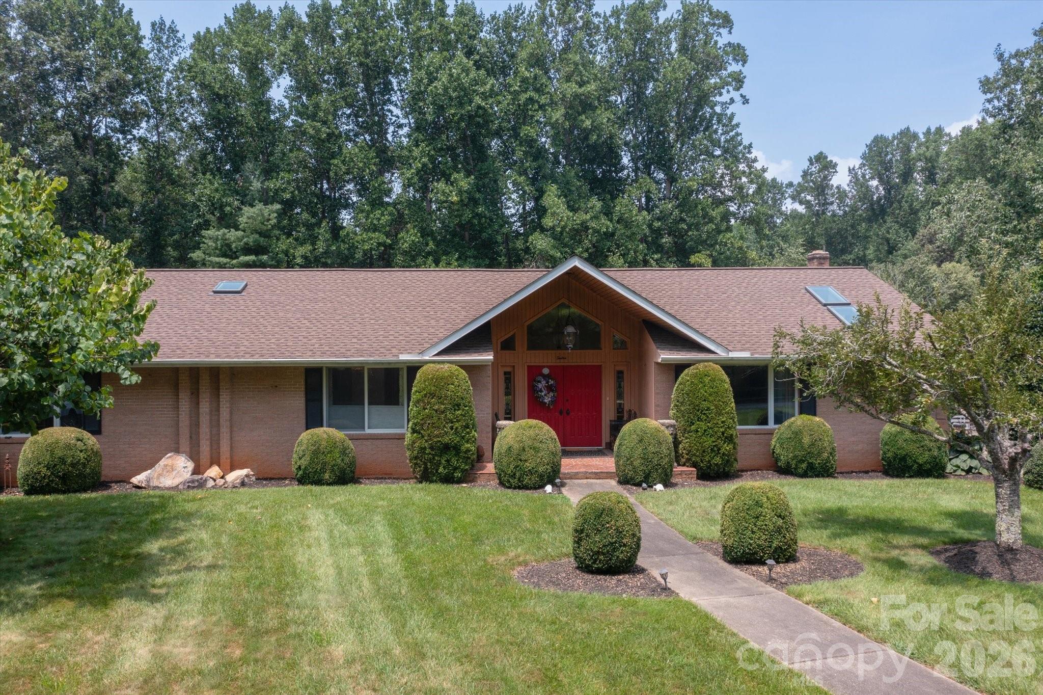 Single Family Residence at 12 Highlander Lane, Hendersonville, photo 3 of 39
