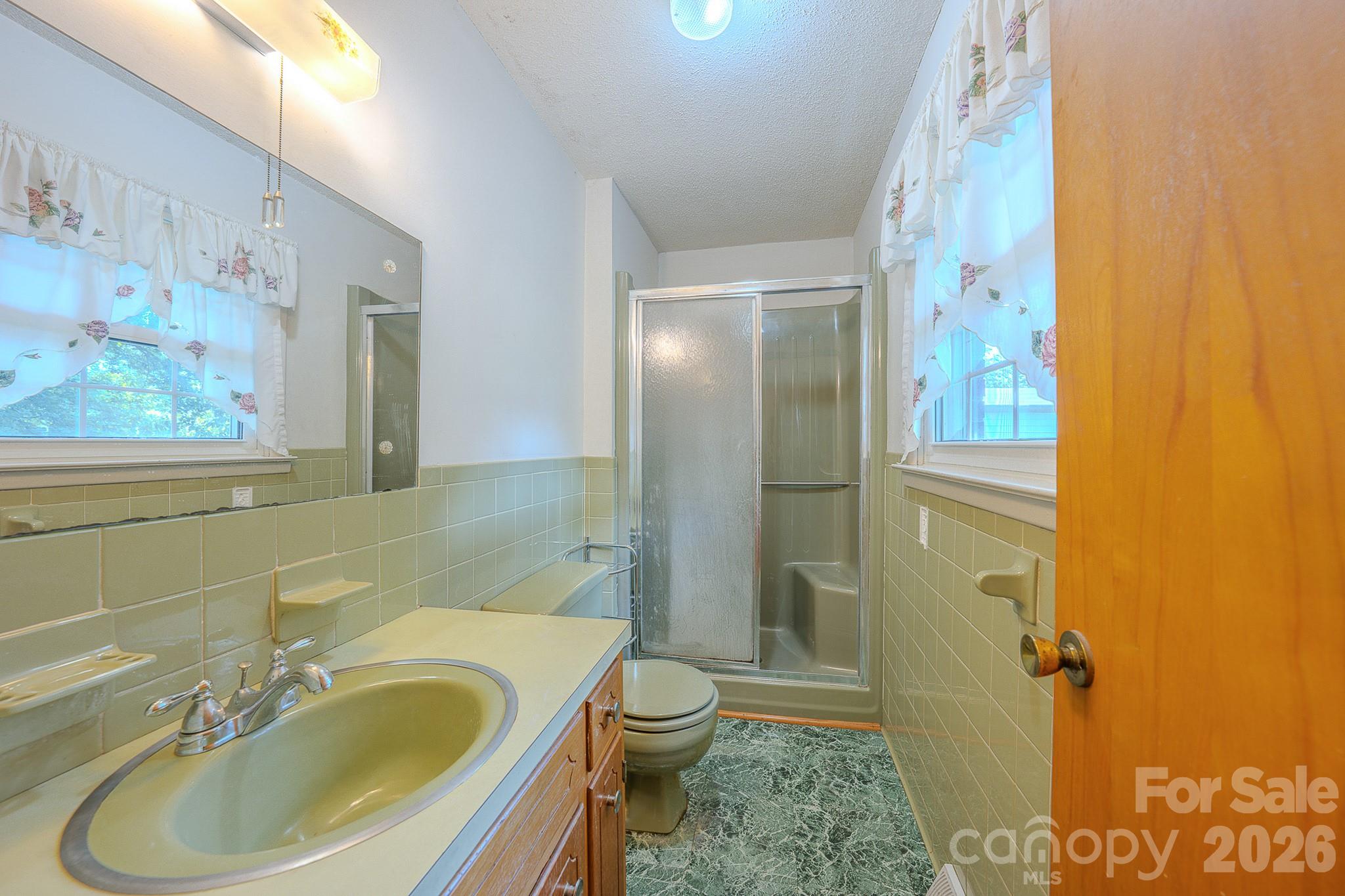 Ensuite Primary Bathroom - 1169 Burkehurst Avenue, Morganton