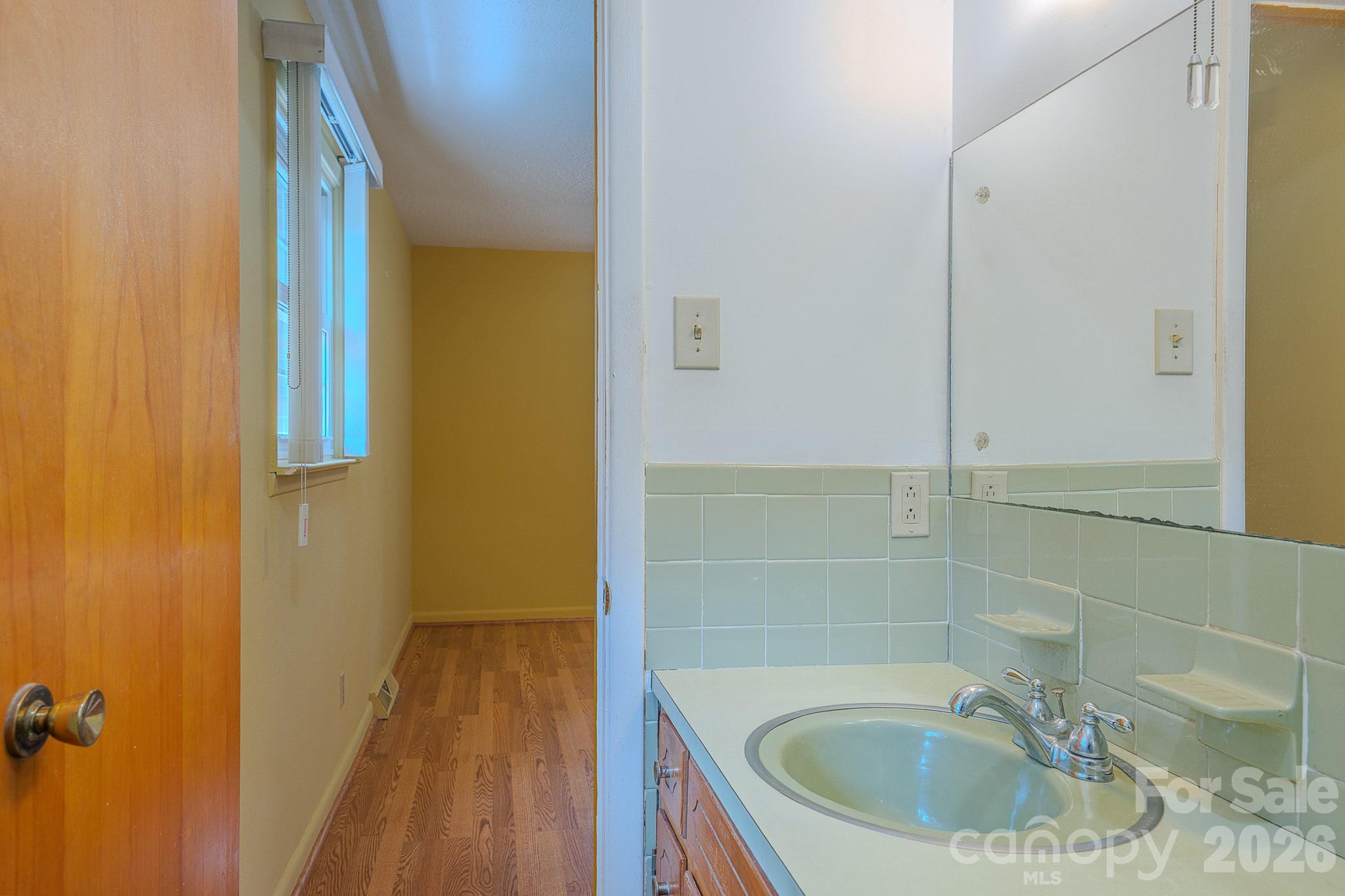 Ensuite Primary Bathroom - 1169 Burkehurst Avenue, Morganton