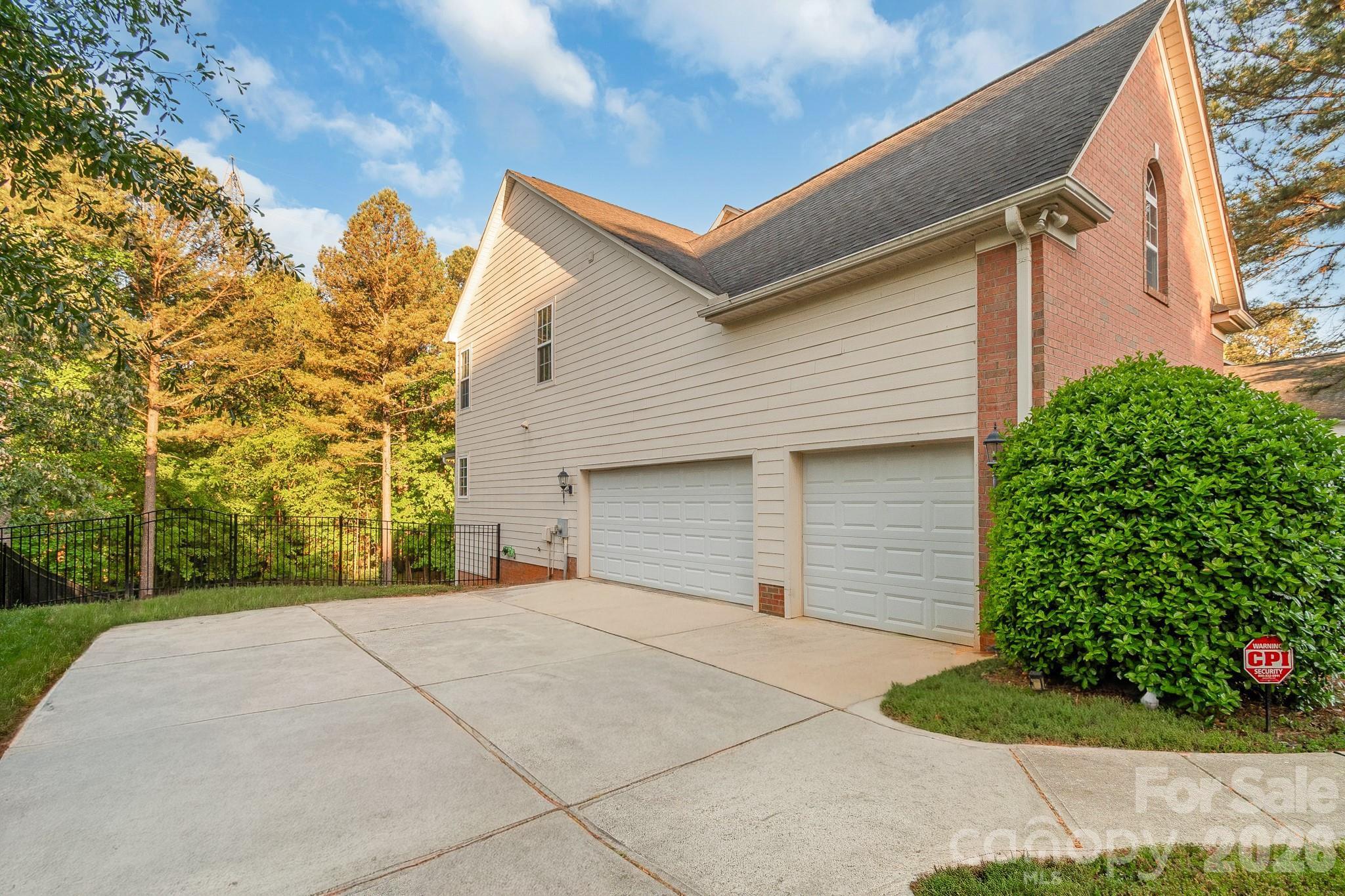 Single Family Residence at 124 Whiterock Drive, Mount Holly, photo 4 of 47