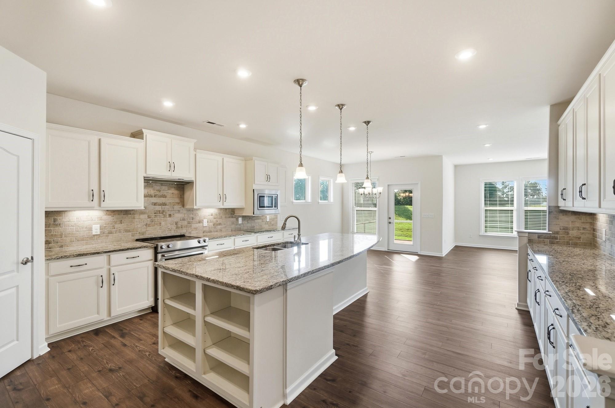 Single Family Residence at 1620 Red Leaf Drive, Fort Mill, photo 3 of 42
