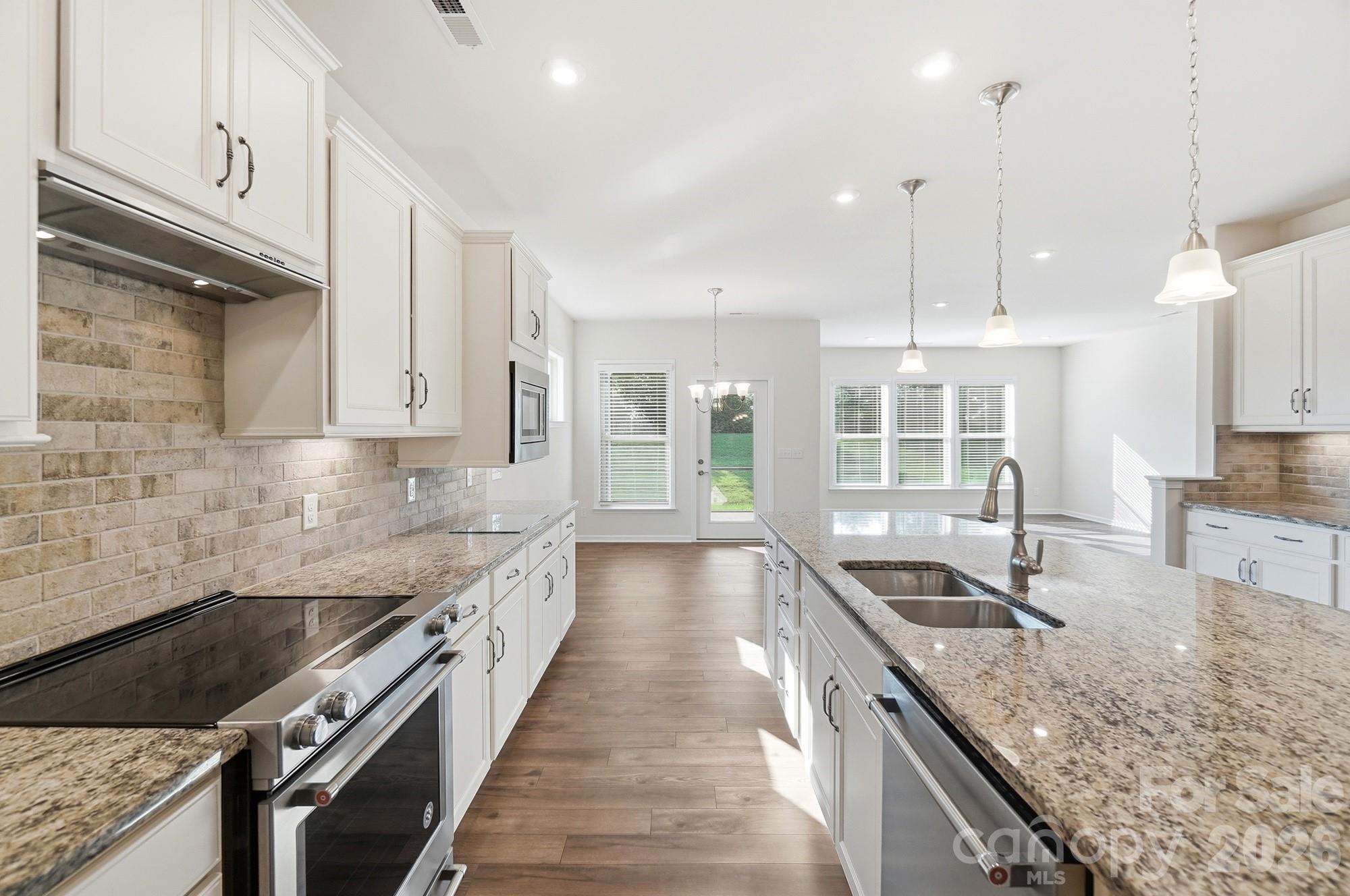 Single Family Residence at 1620 Red Leaf Drive, Fort Mill, photo 10 of 42