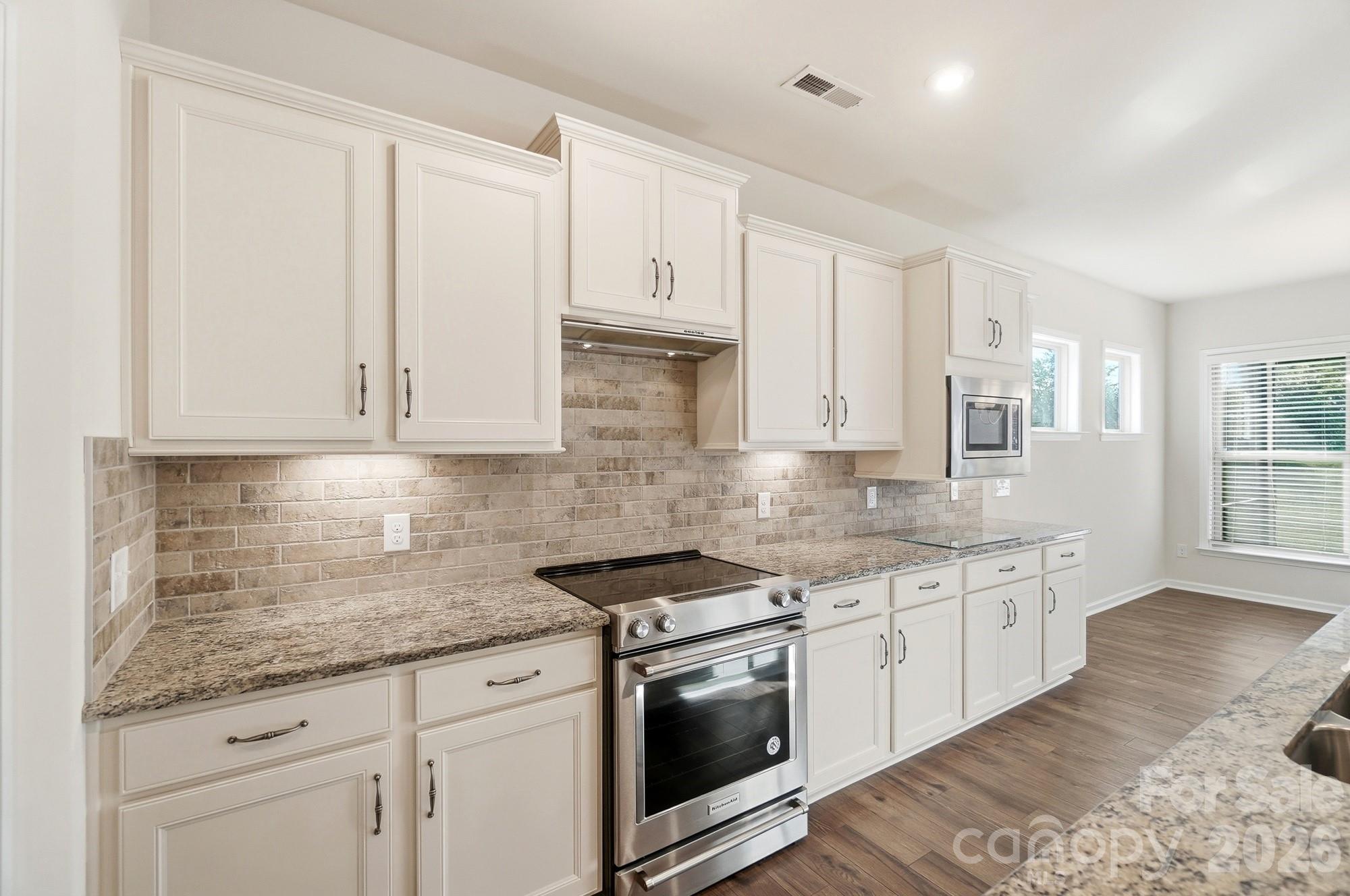 Single Family Residence at 1620 Red Leaf Drive, Fort Mill, photo 11 of 42