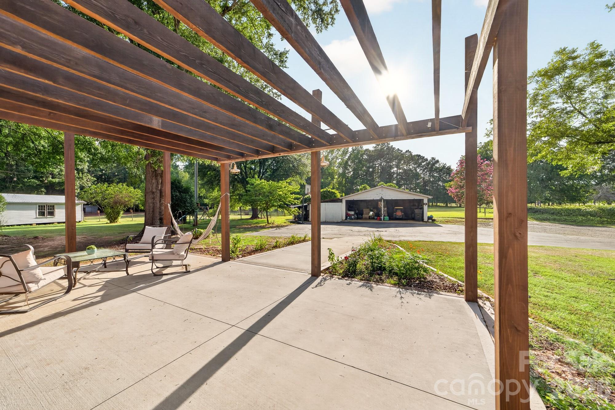 Single Family Residence at 561 N Shiloh Road, York, photo 5 of 41