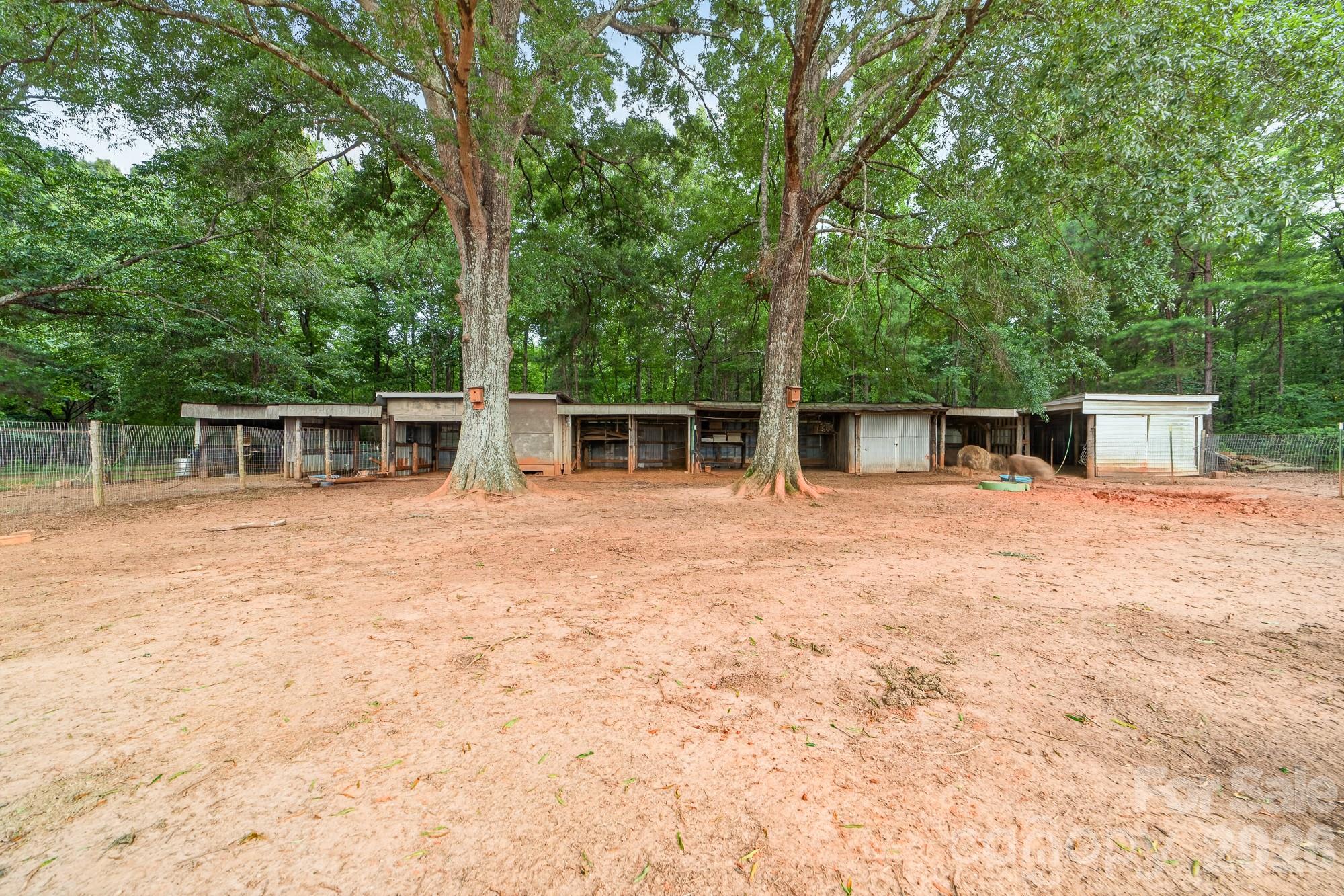 Animal Run-In (Outbuilding 5) - 561 N Shiloh Road, York