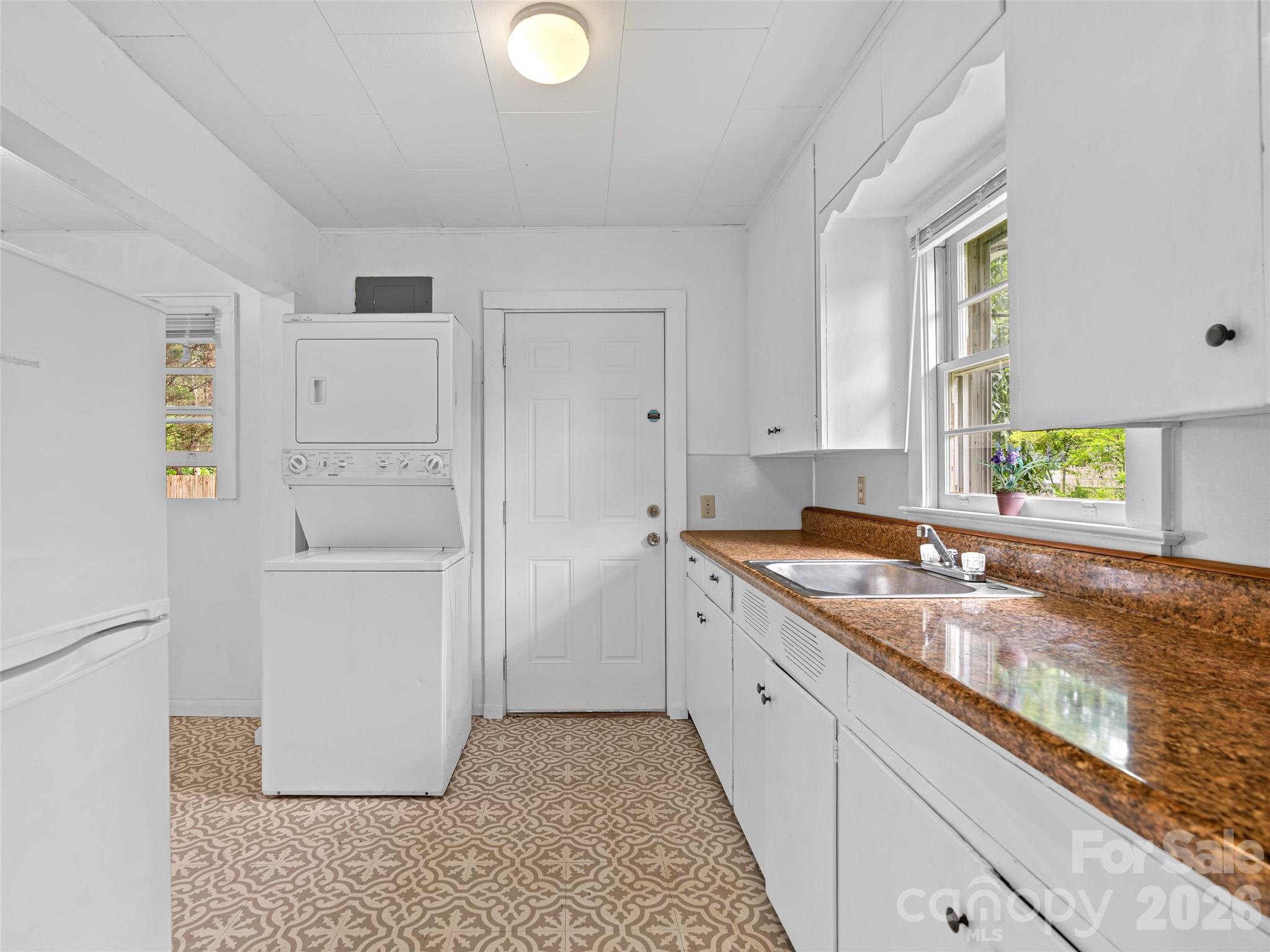 Writer's Cottage Kitchen with Laundry - 111-113 Stewart Street, Hendersonville