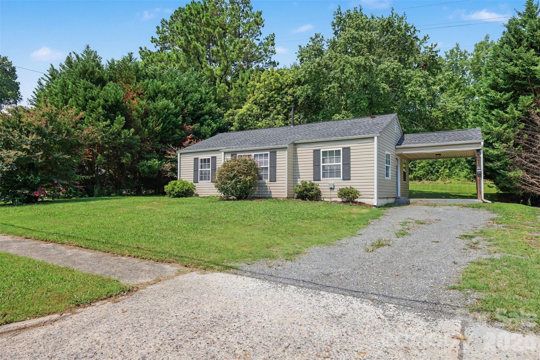 Single Family Residence at 1037 Cherokee Avenue, Rock Hill, photo 2 of 34