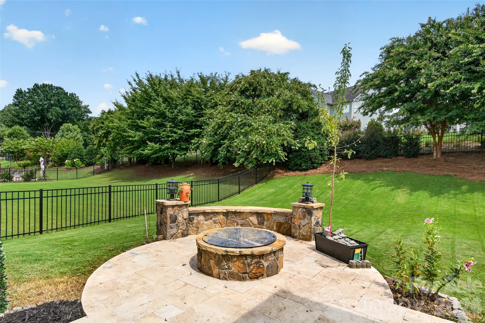 Built in firepit - 113 Heron Cove Loop, Mooresville