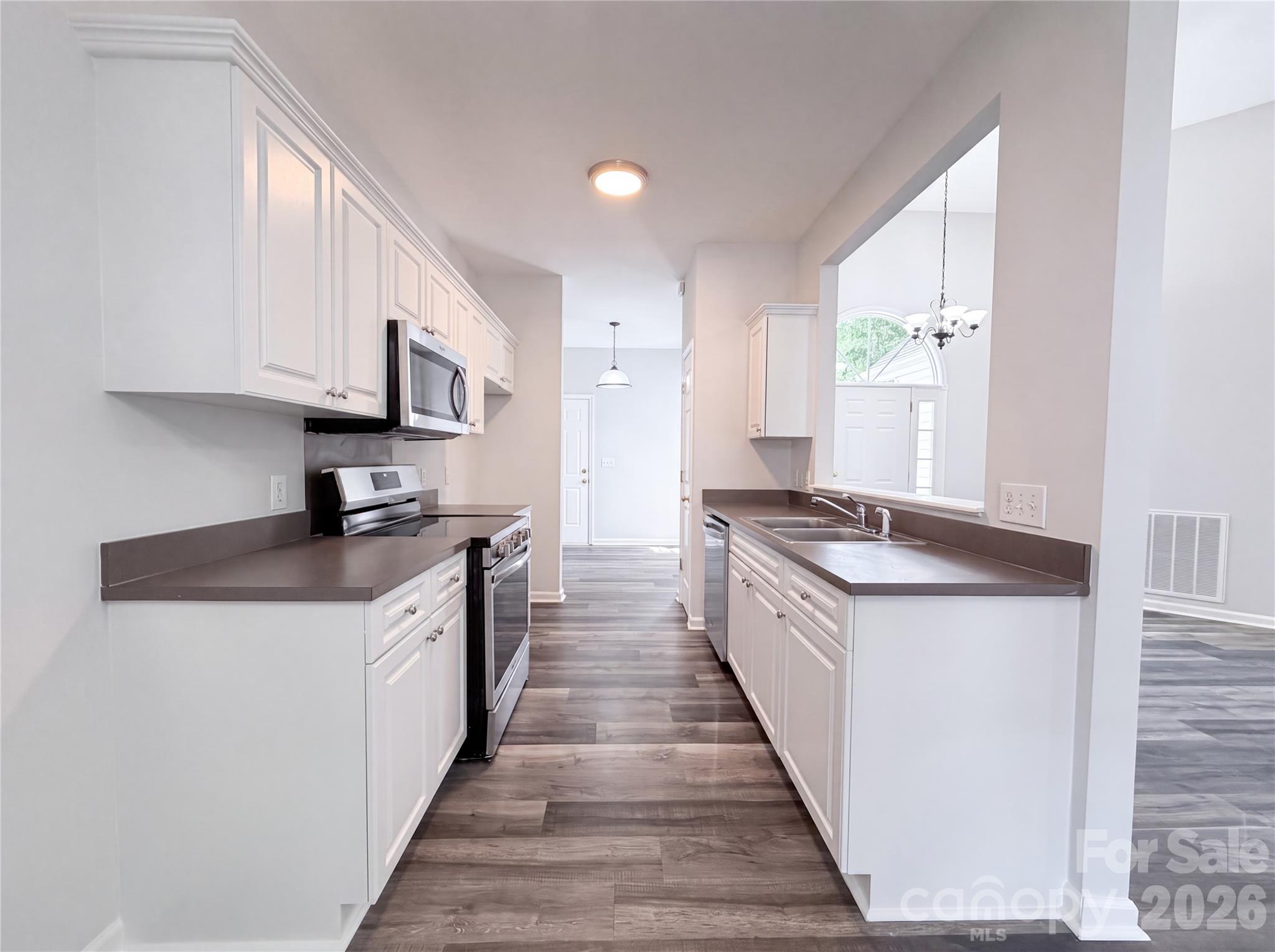 Single Family Residence at 2160 Brantley Creek Drive, Kannapolis, photo 5 of 16