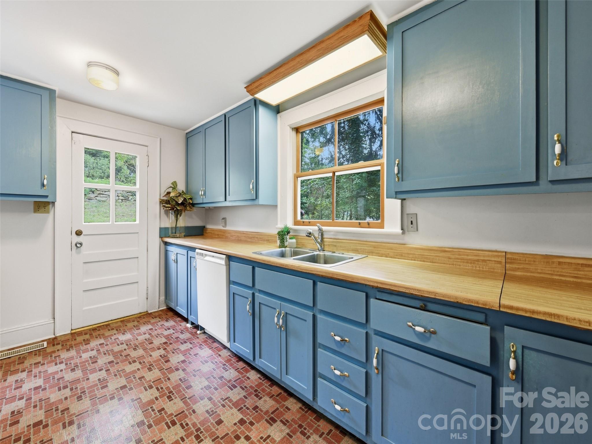 Single Family Residence at 279 Longview Drive, Waynesville, photo 15 of 35