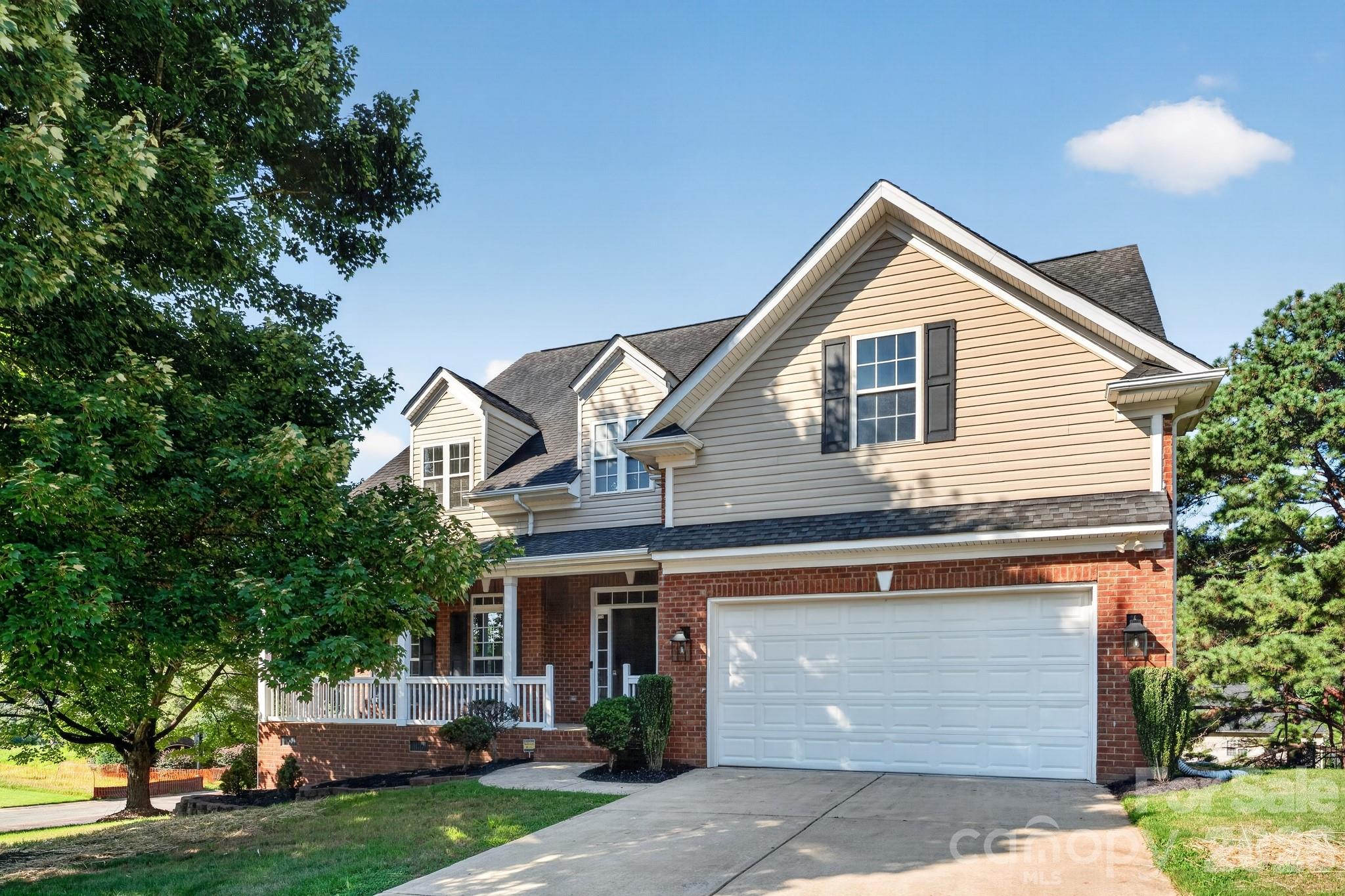 Single Family Residence at 3105 Linkside Court, Fort Mill, photo 2 of 28