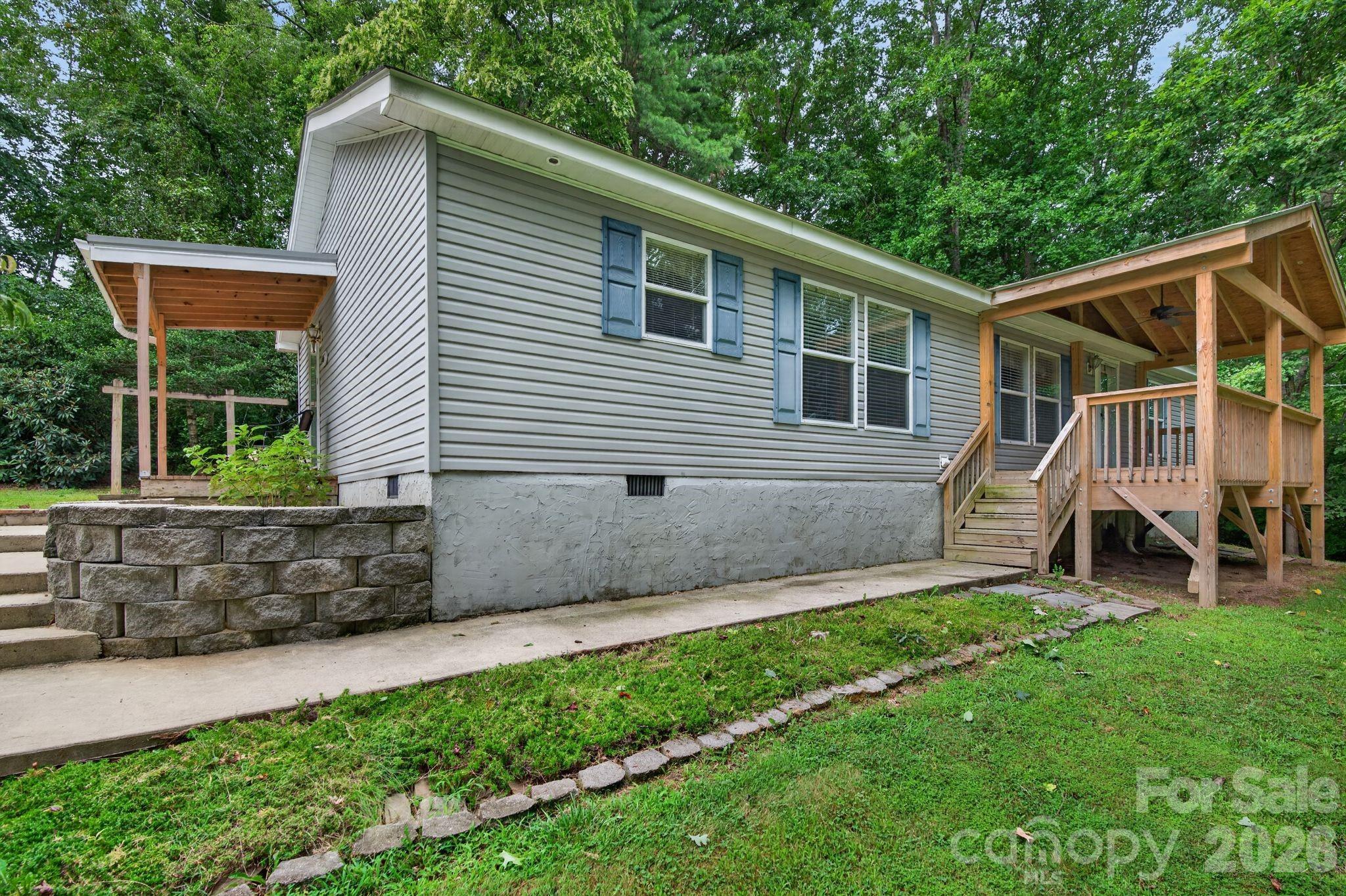 Single Family Residence at 146 Banks View Lane, Hendersonville, photo 2 of 47