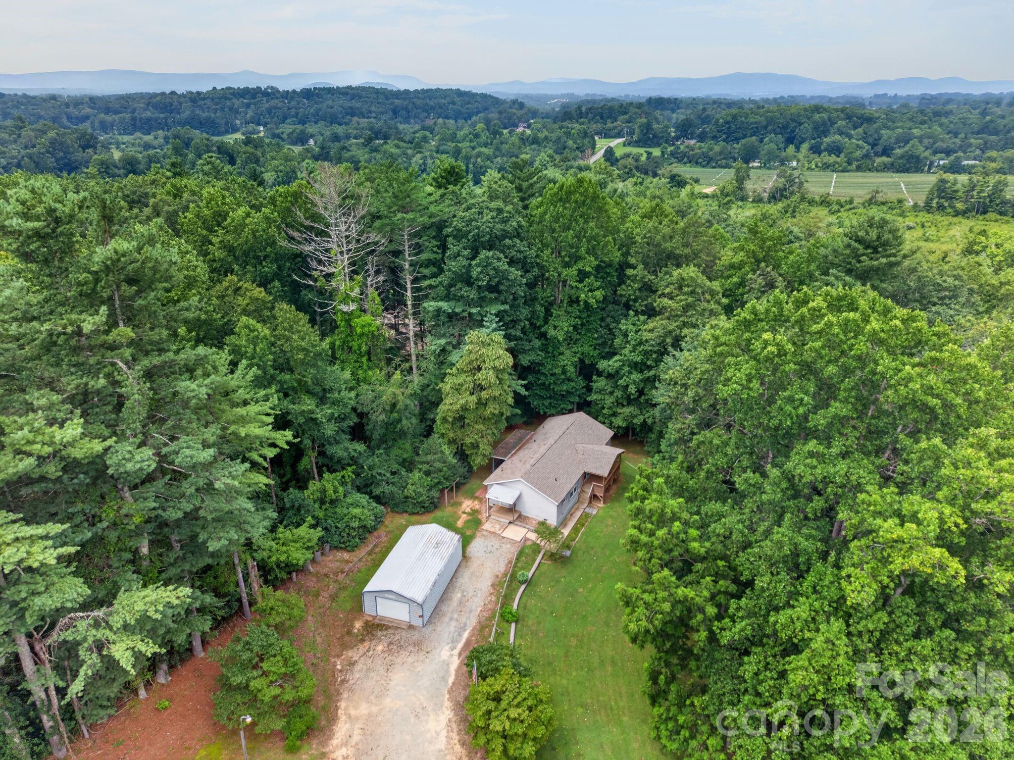 Single Family Residence at 146 Banks View Lane, Hendersonville, photo 3 of 47