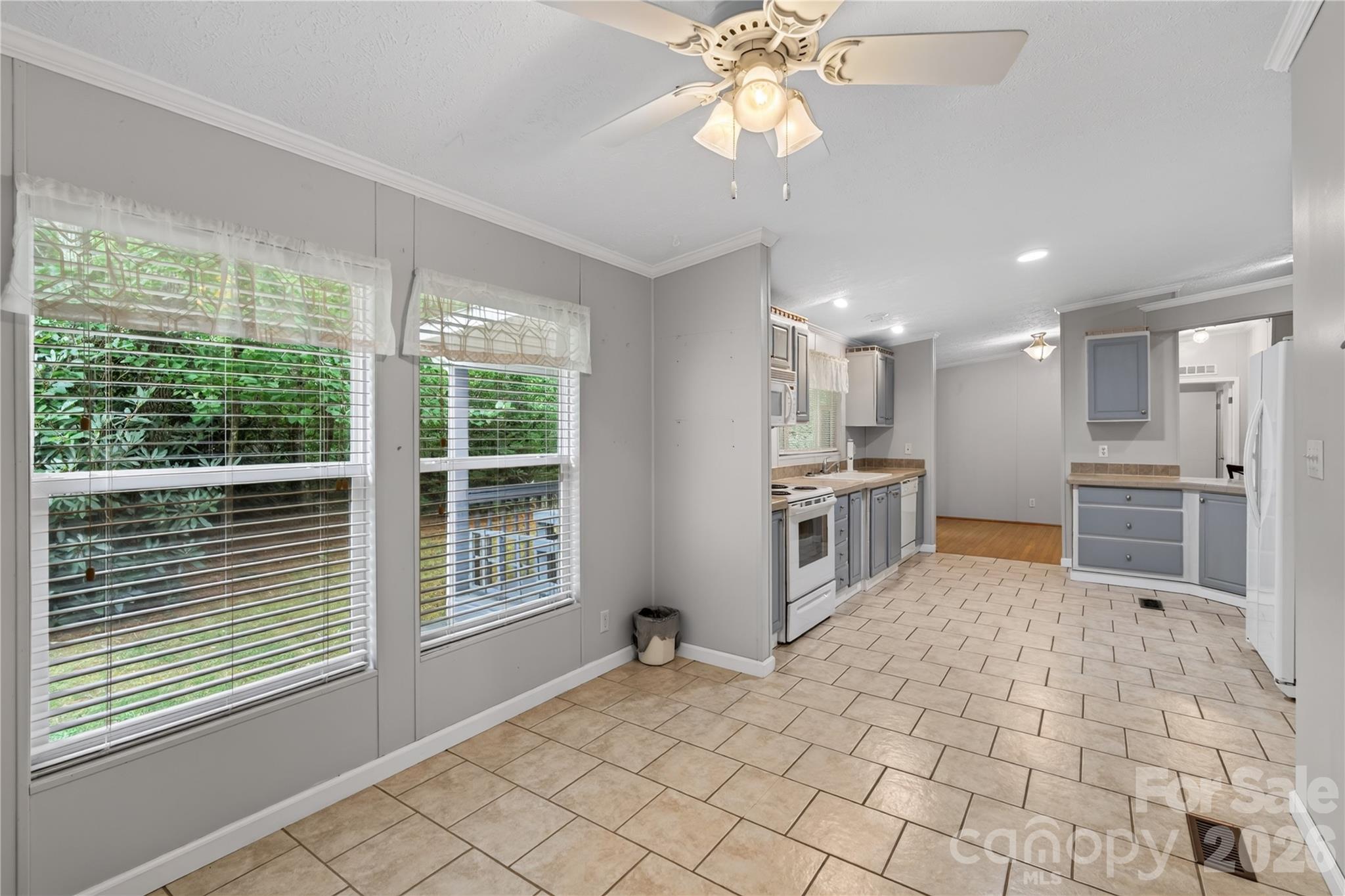 Breakfast nook - 146 Banks View Lane, Hendersonville