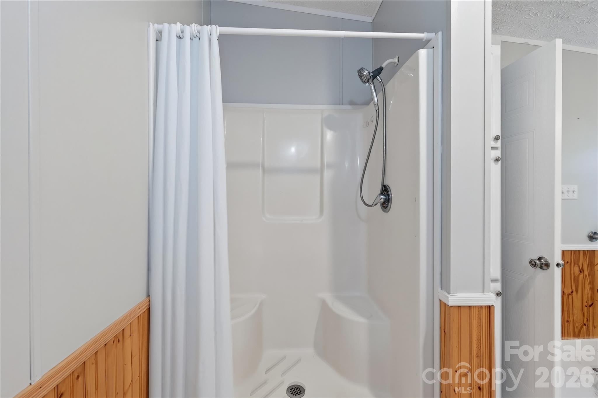 Master bathroom - 146 Banks View Lane, Hendersonville