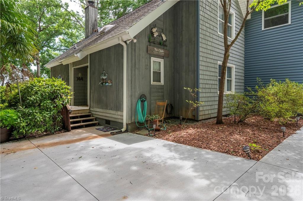 Single Family Residence at 144 Riverside Court, Lexington, photo 20 of 48