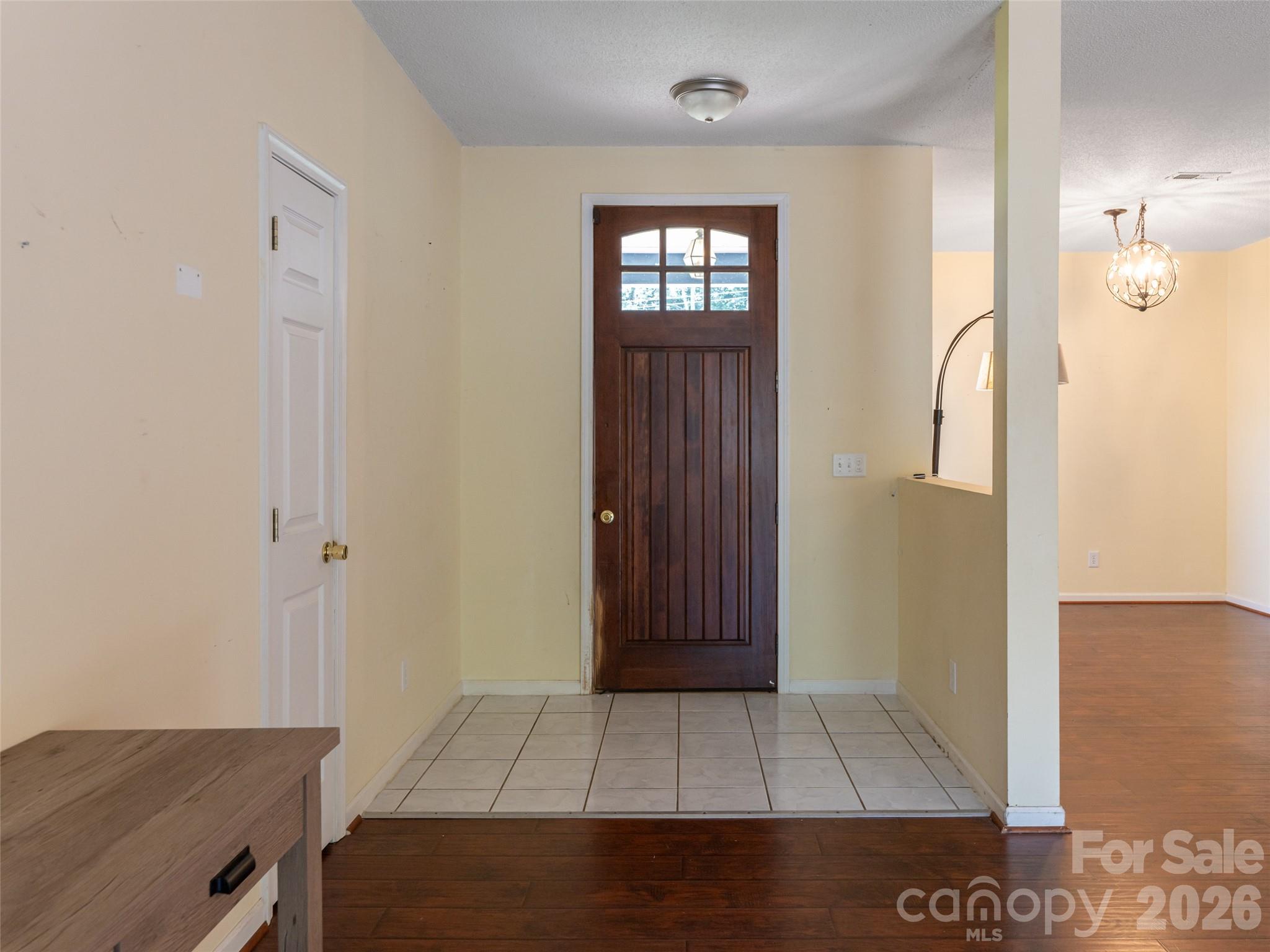 Large foyer - 10 Ashe Road, Candler